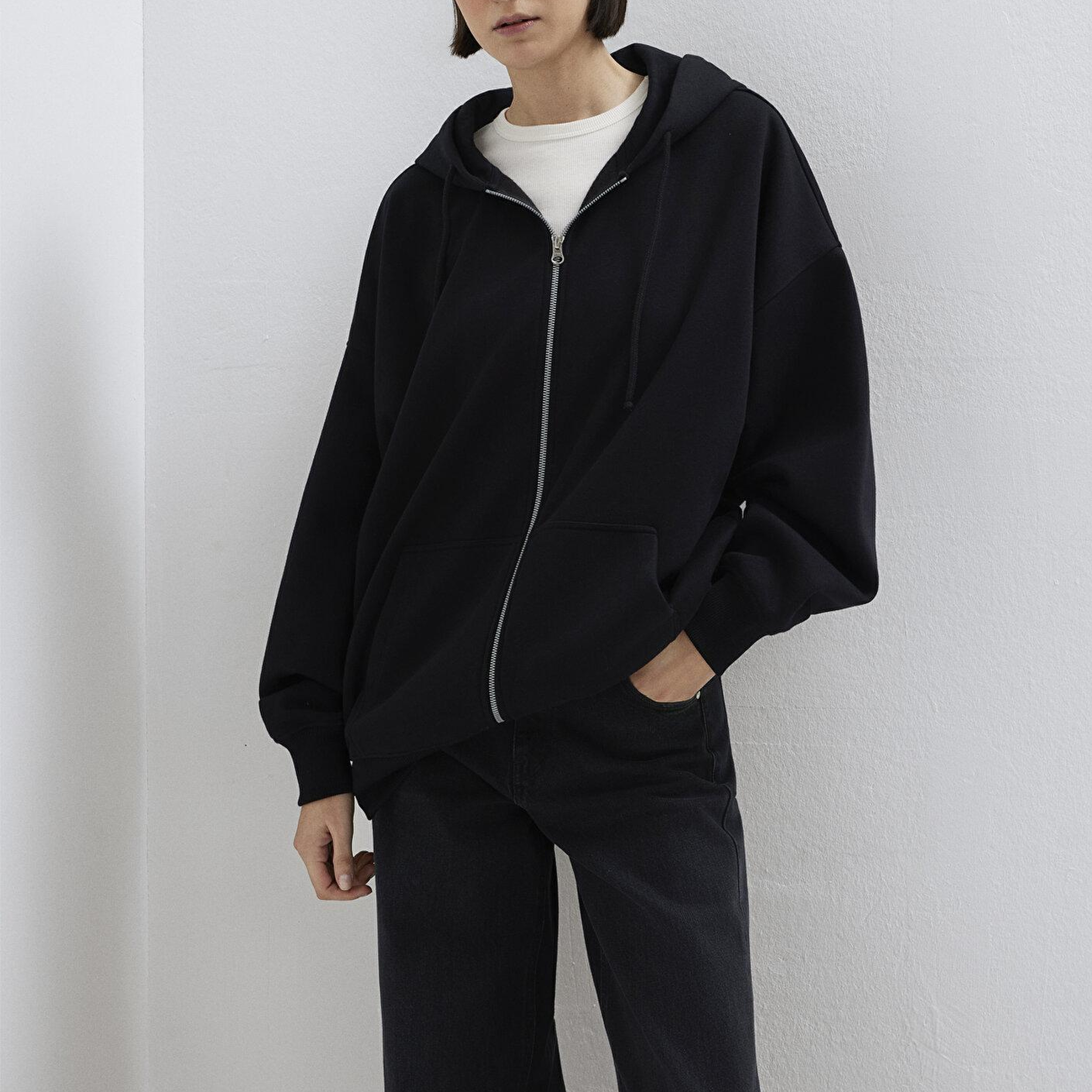 Mavi Kapüşonlu Fermuarlı Siyah Sweatshirt 1610221-900