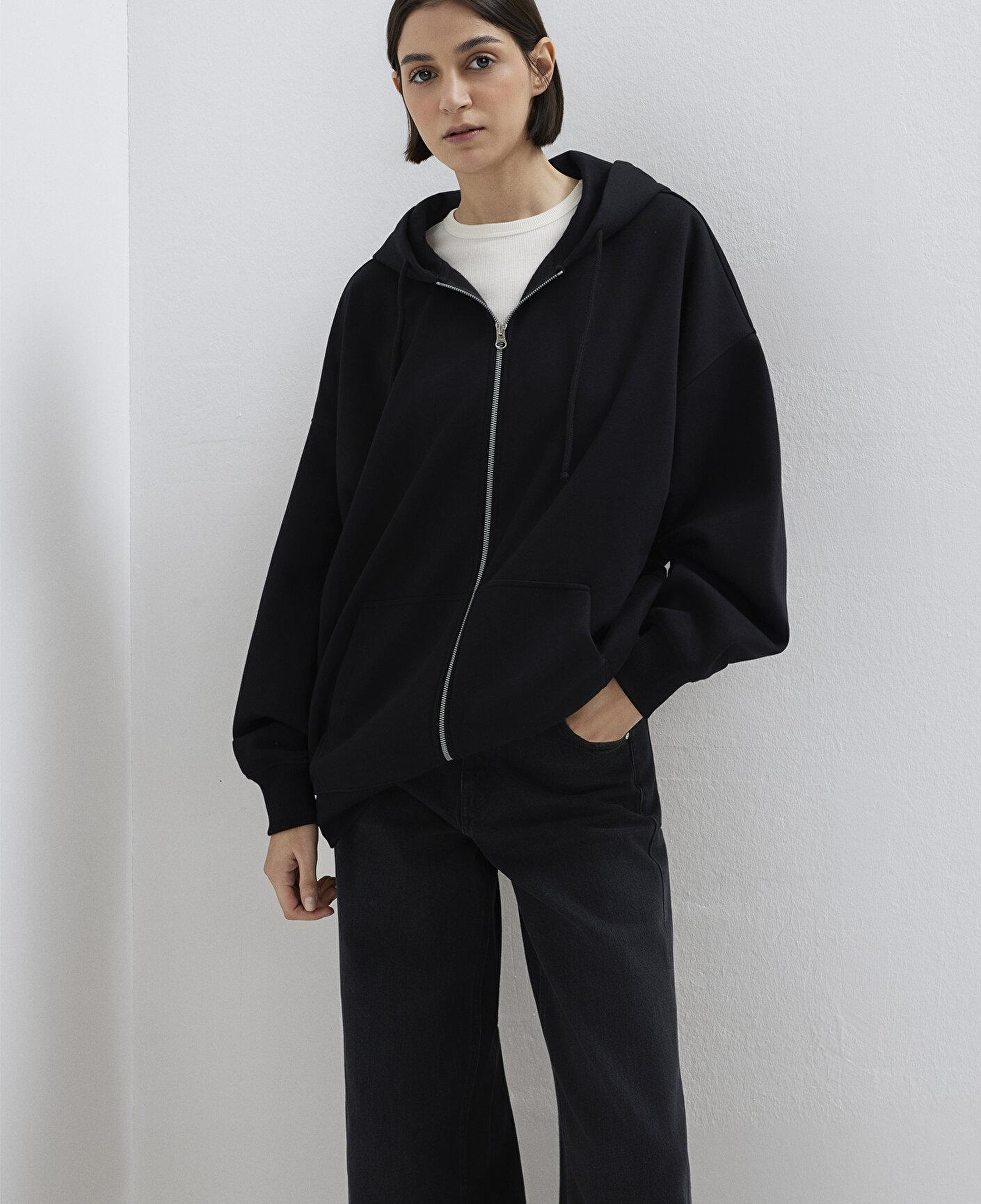 Mavi Kapüşonlu Fermuarlı Siyah Sweatshirt 1610221-900