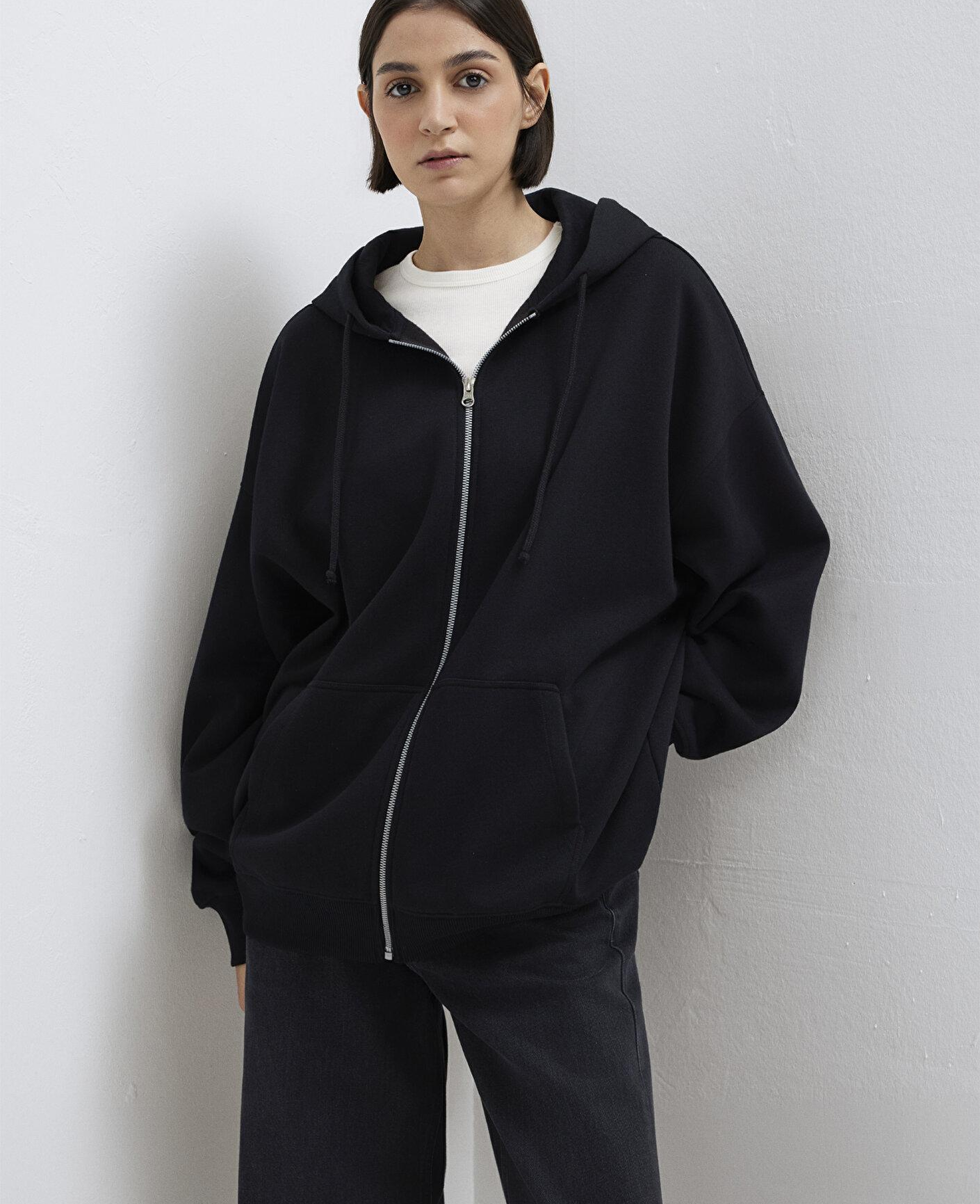 Mavi Kapüşonlu Fermuarlı Siyah Sweatshirt 1610221-900