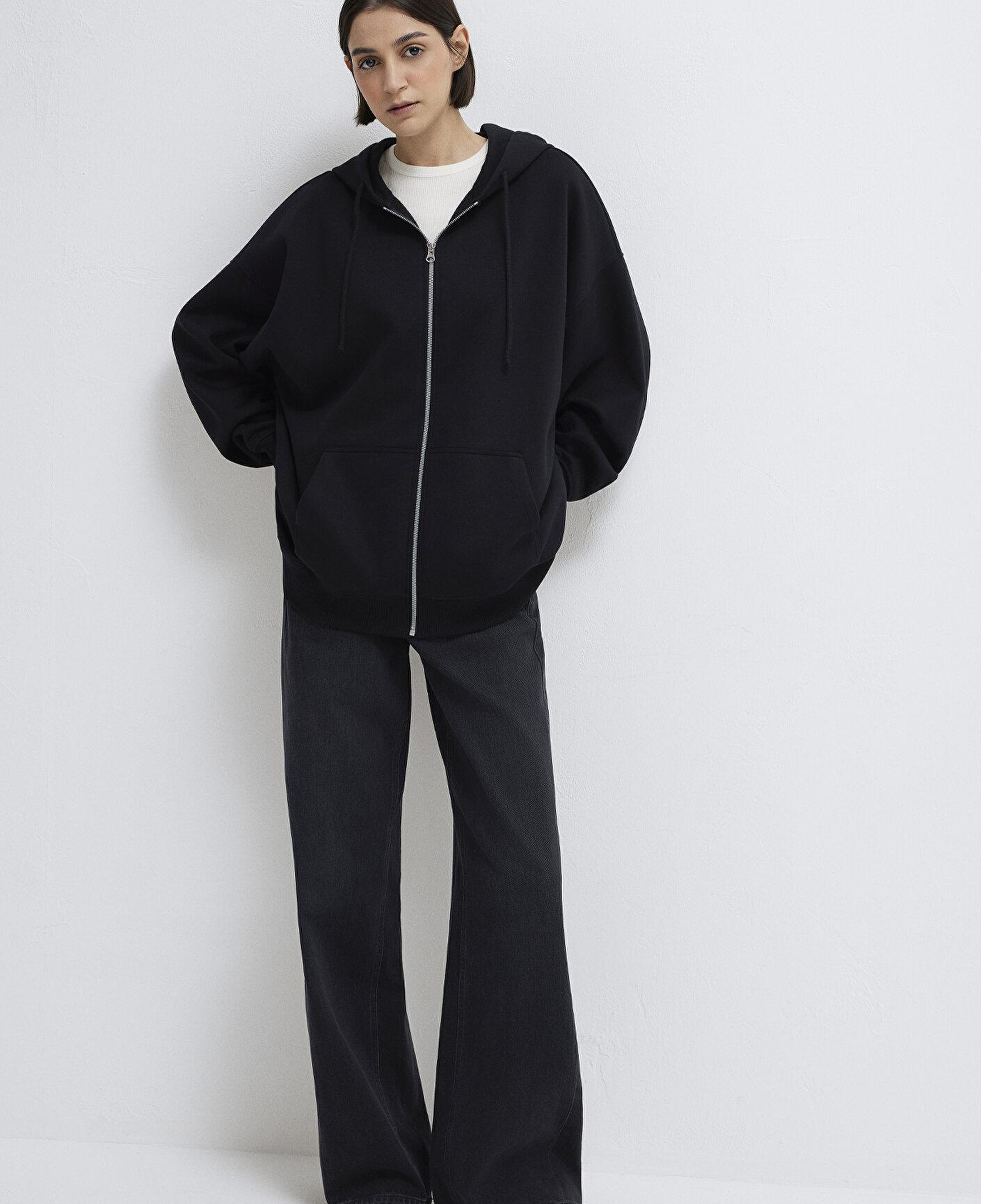 Mavi Kapüşonlu Fermuarlı Siyah Sweatshirt 1610221-900