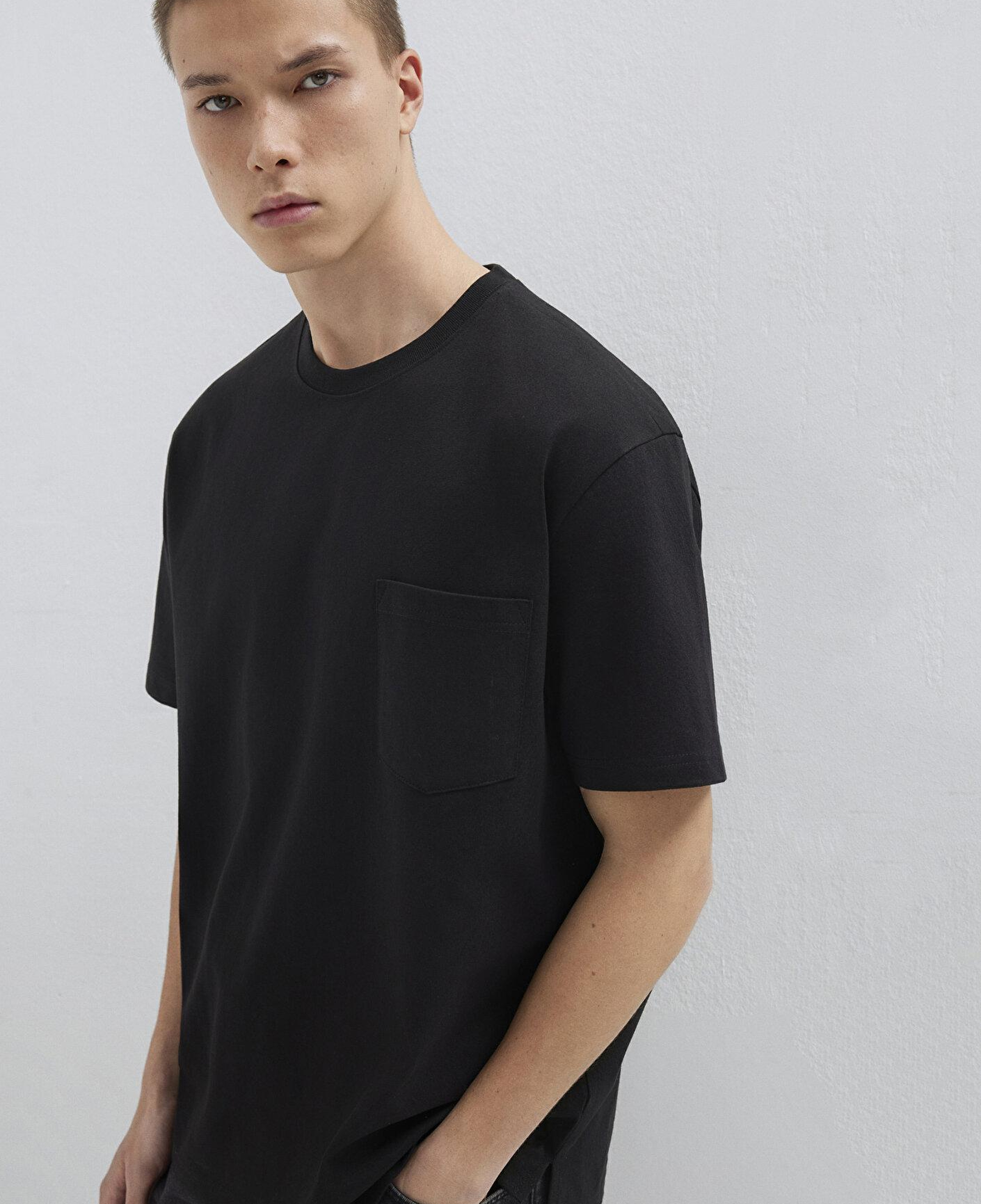 Mavi Cep Detaylı Siyah Basic Tişört Loose Fit / Bol Rahat Kesim 066248-900
