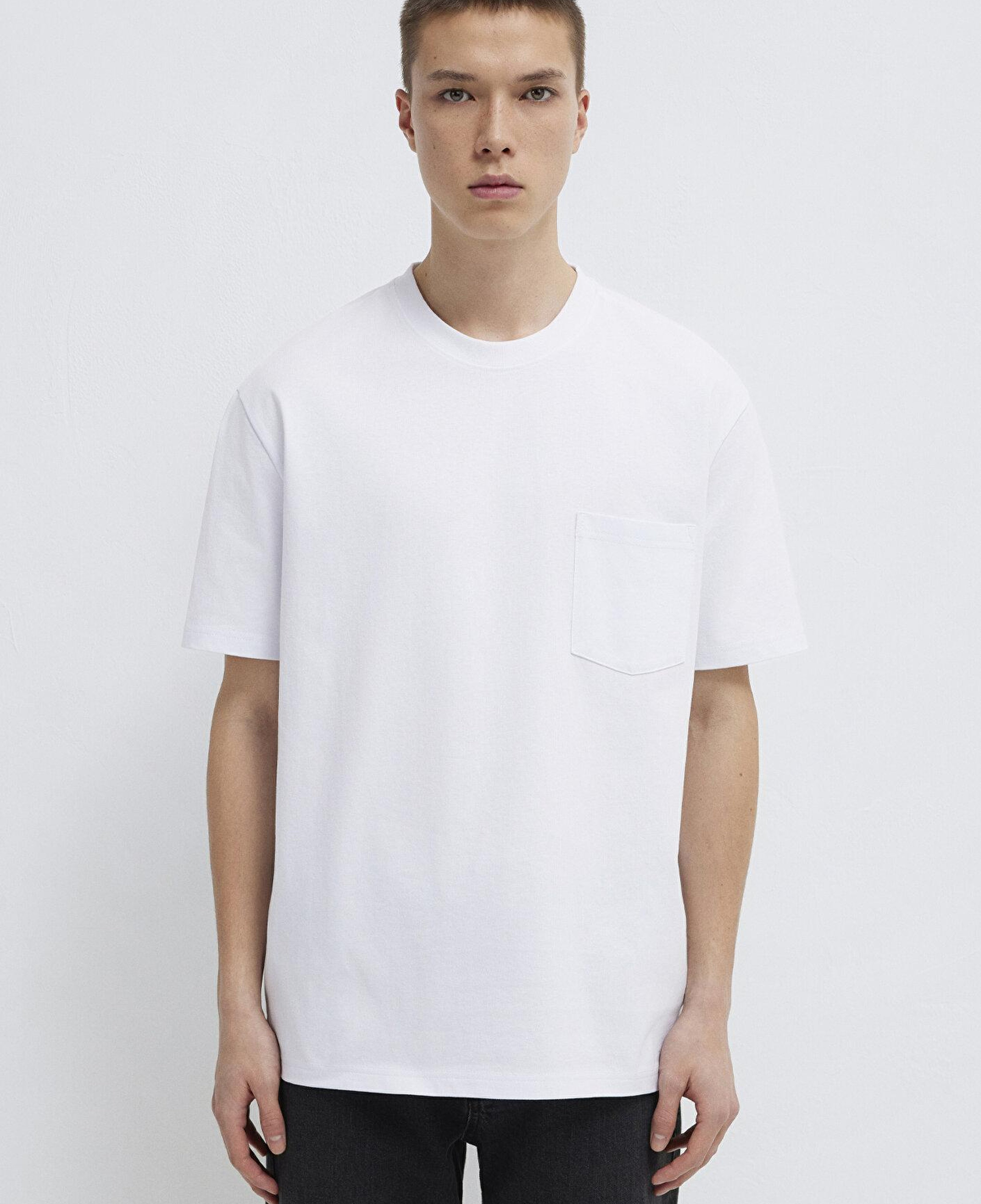 Mavi Cep Detaylı Beyaz Basic Tişört Loose Fit / Bol Rahat Kesim 066248-620