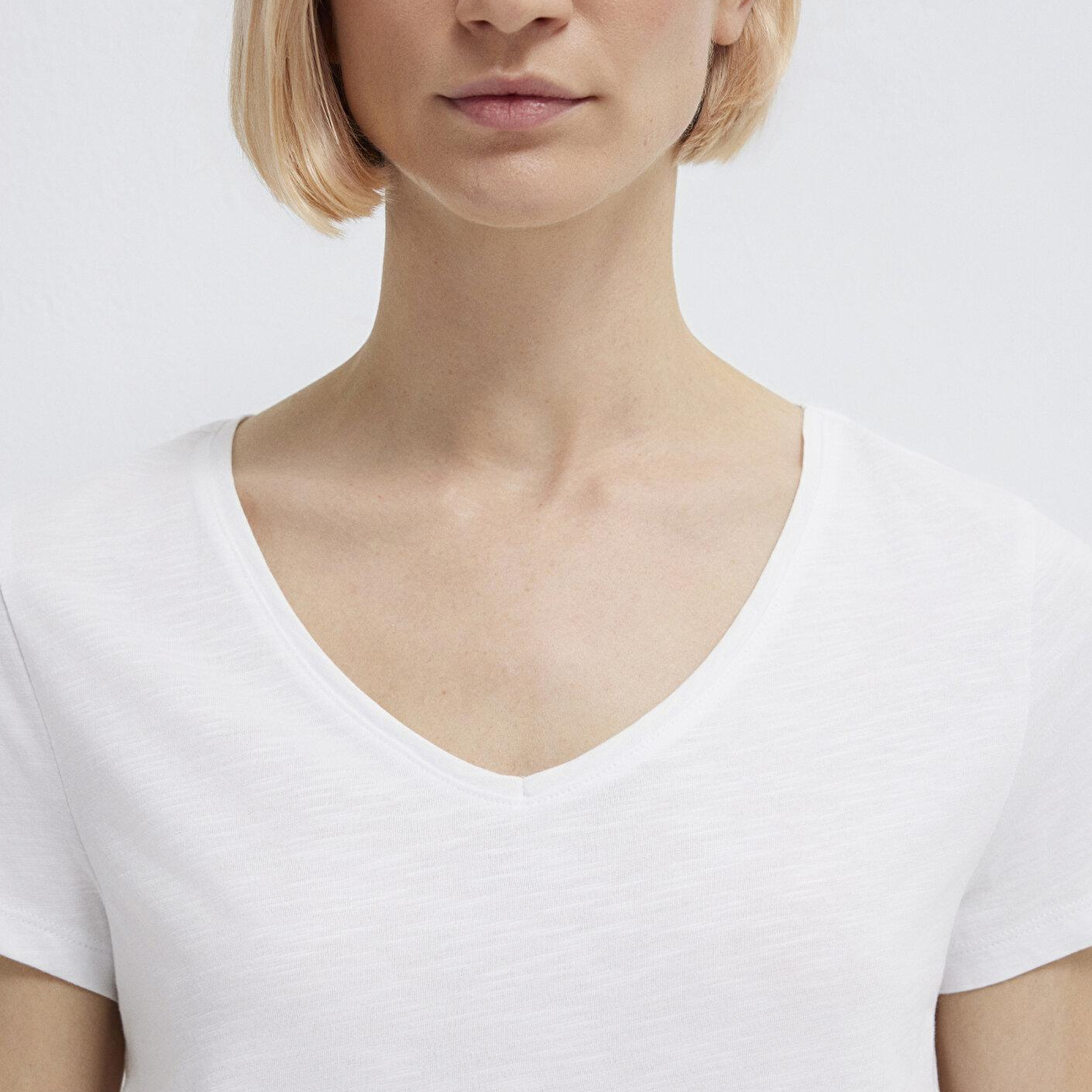 Mavi V Yaka Flamlı Beyaz Basic Tişört Slim Fit / Dar Kesim 168260-620