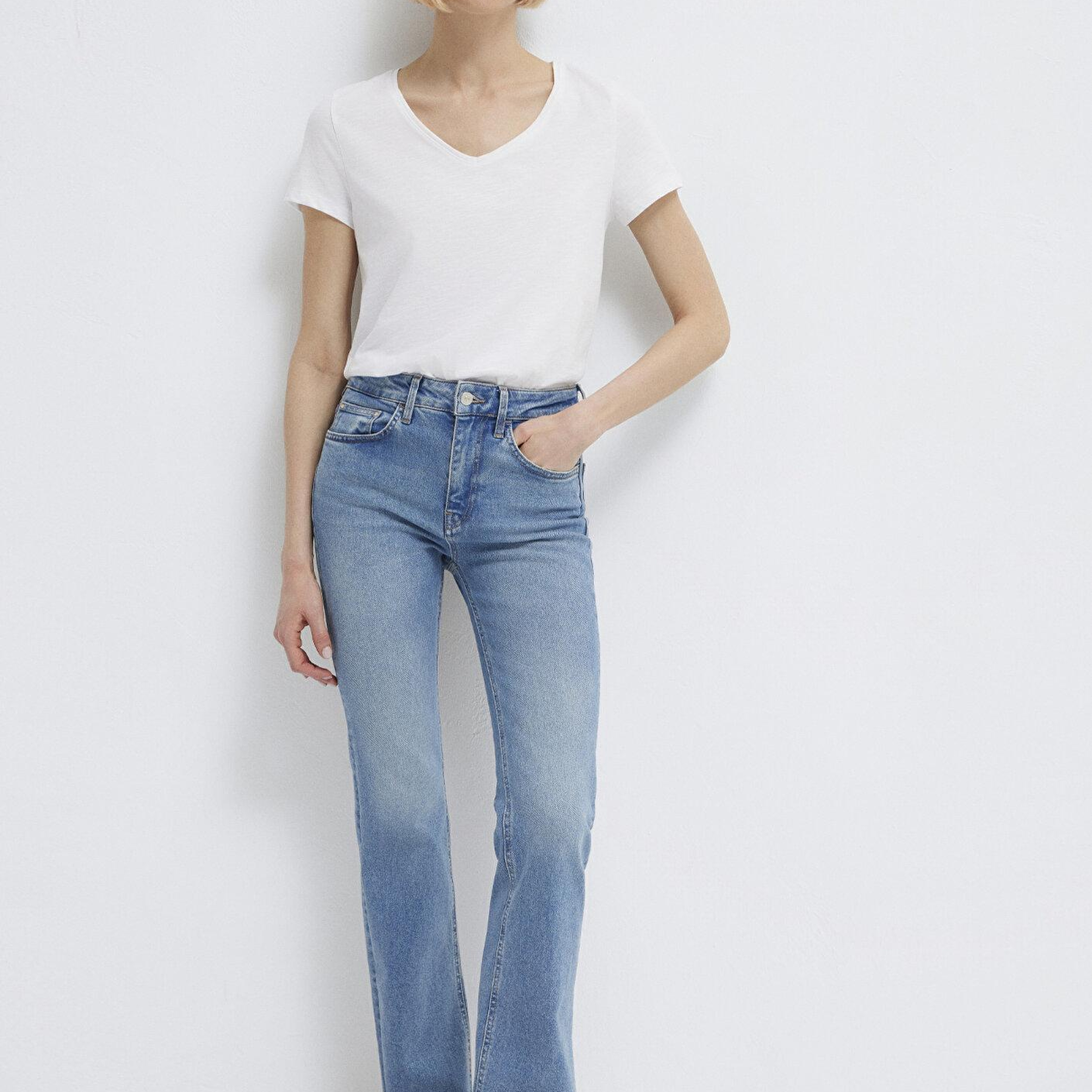 Mavi V Yaka Flamlı Beyaz Basic Tişört Slim Fit / Dar Kesim 168260-620