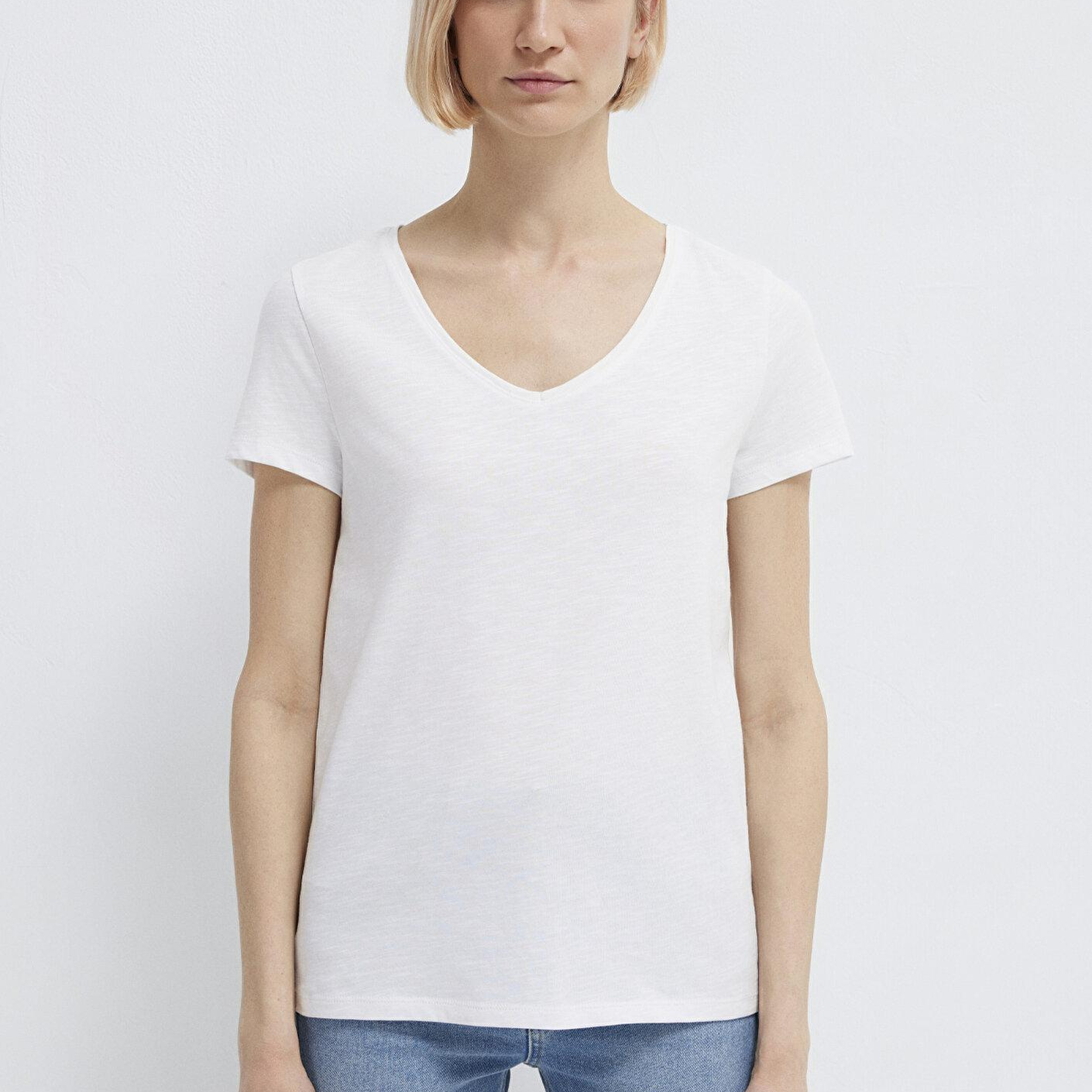 Mavi V Yaka Flamlı Beyaz Basic Tişört Slim Fit / Dar Kesim 168260-620