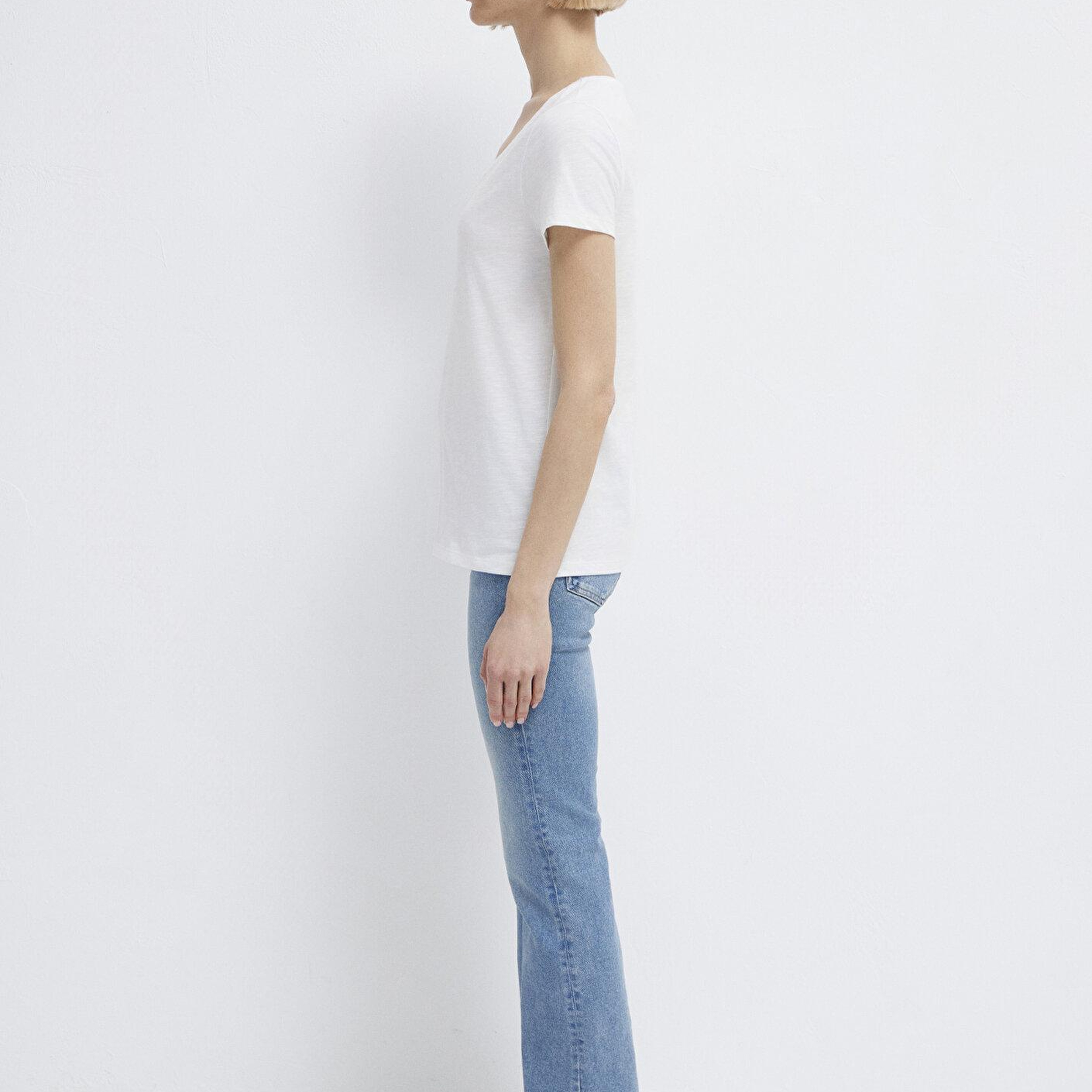 Mavi V Yaka Flamlı Beyaz Basic Tişört Slim Fit / Dar Kesim 168260-620
