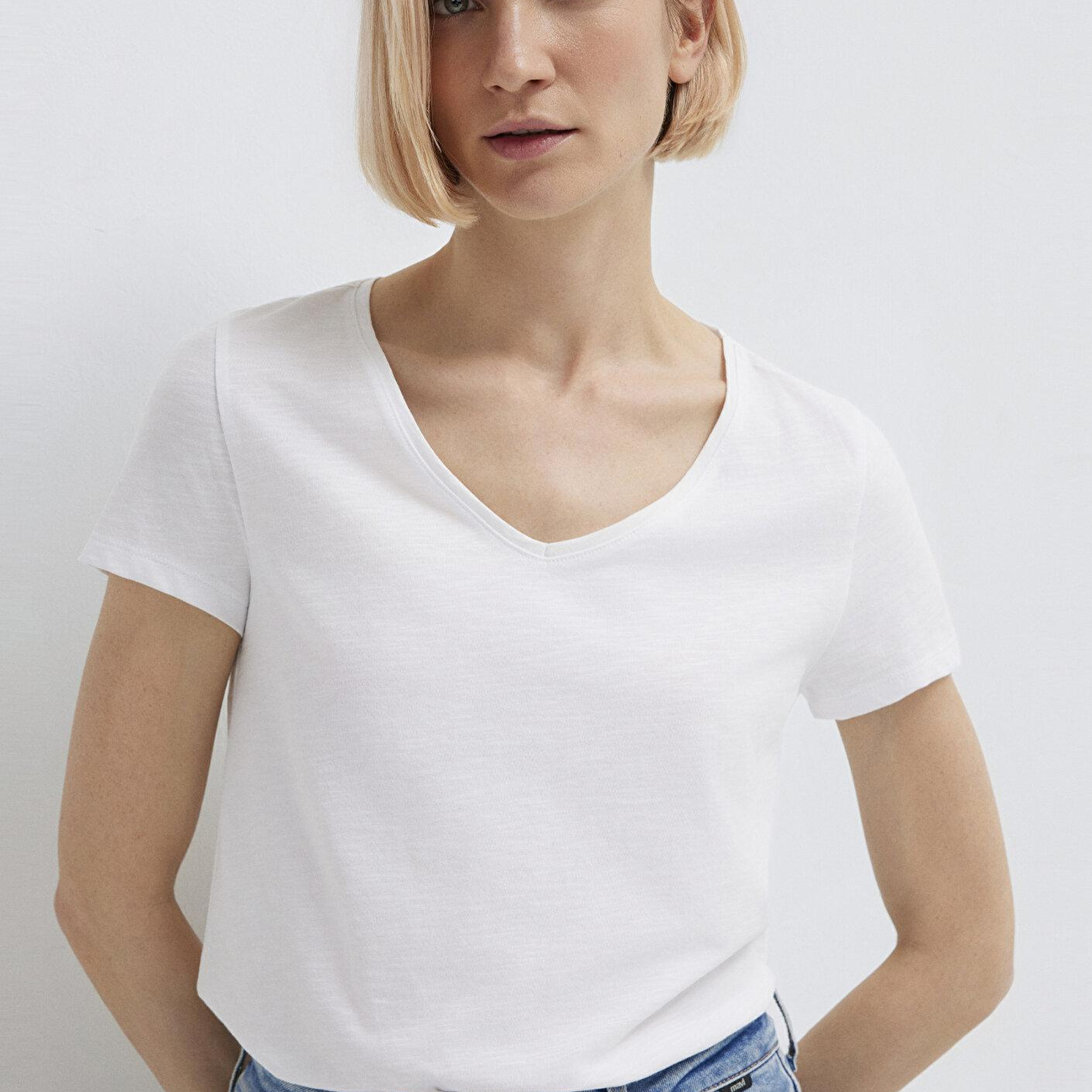 Mavi V Yaka Flamlı Beyaz Basic Tişört Slim Fit / Dar Kesim 168260-620