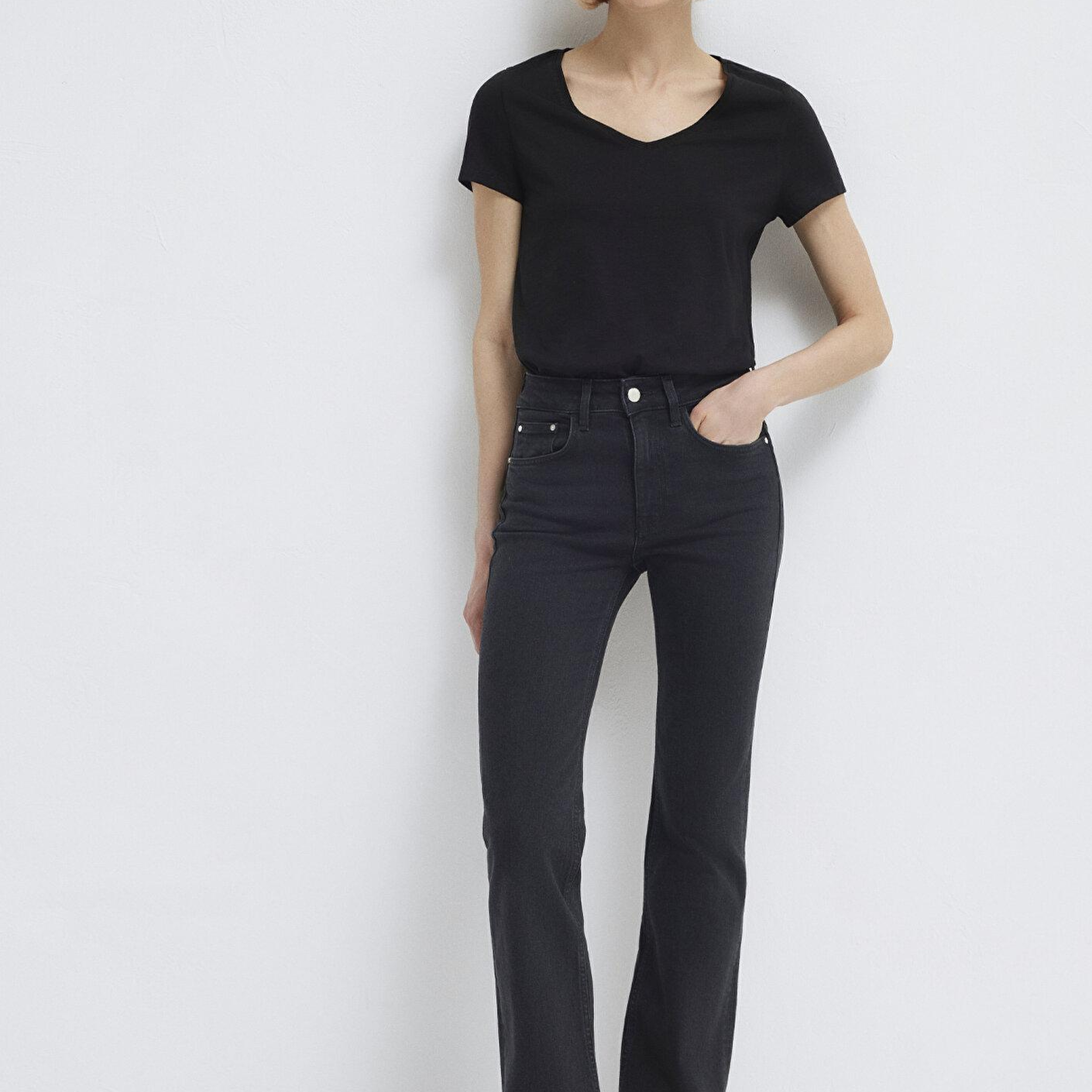 Mavi V Yaka Flamlı Siyah Basic Tişört Slim Fit / Dar Kesim 168260-900