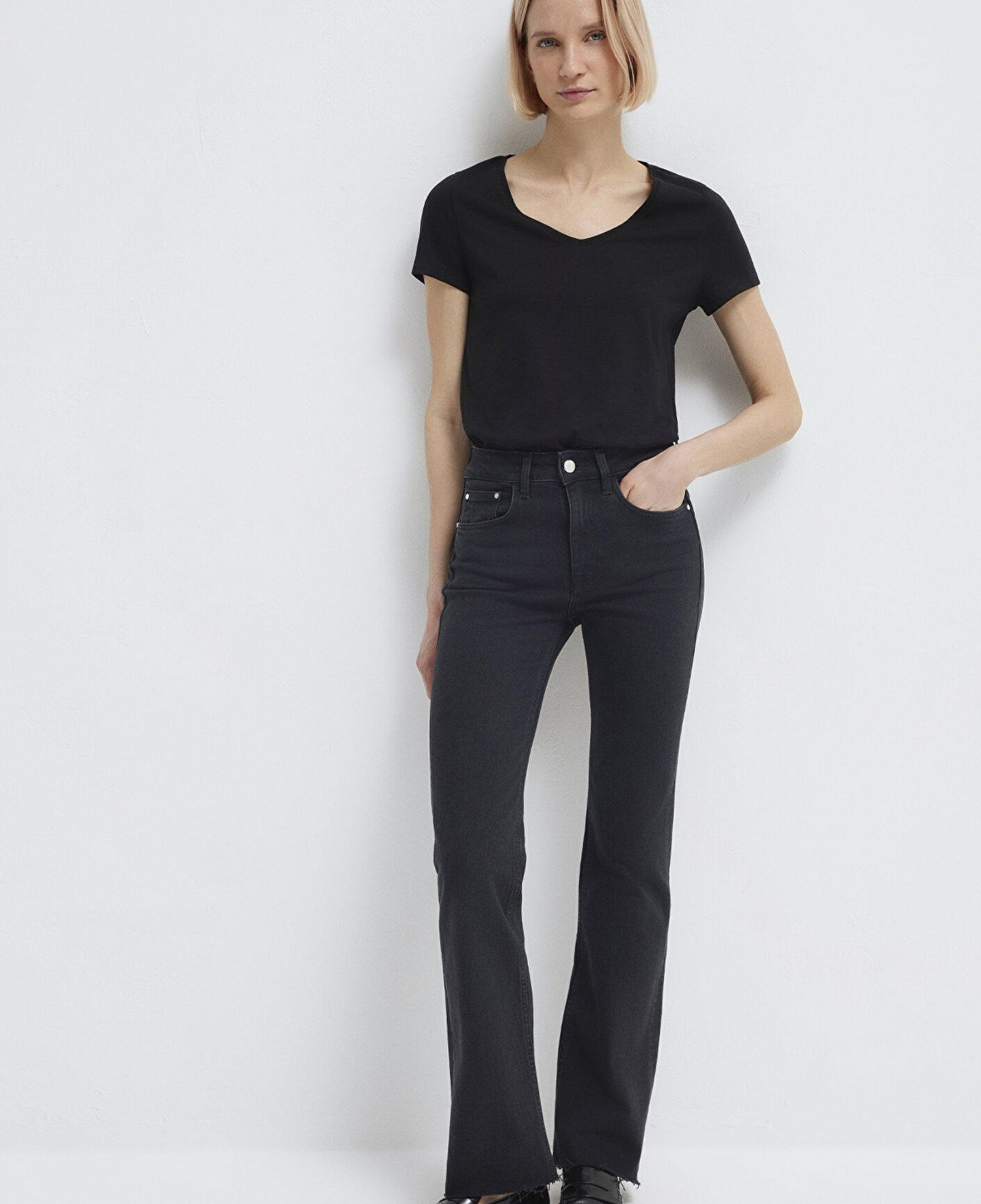 Mavi V Yaka Flamlı Siyah Basic Tişört Slim Fit / Dar Kesim 168260-900