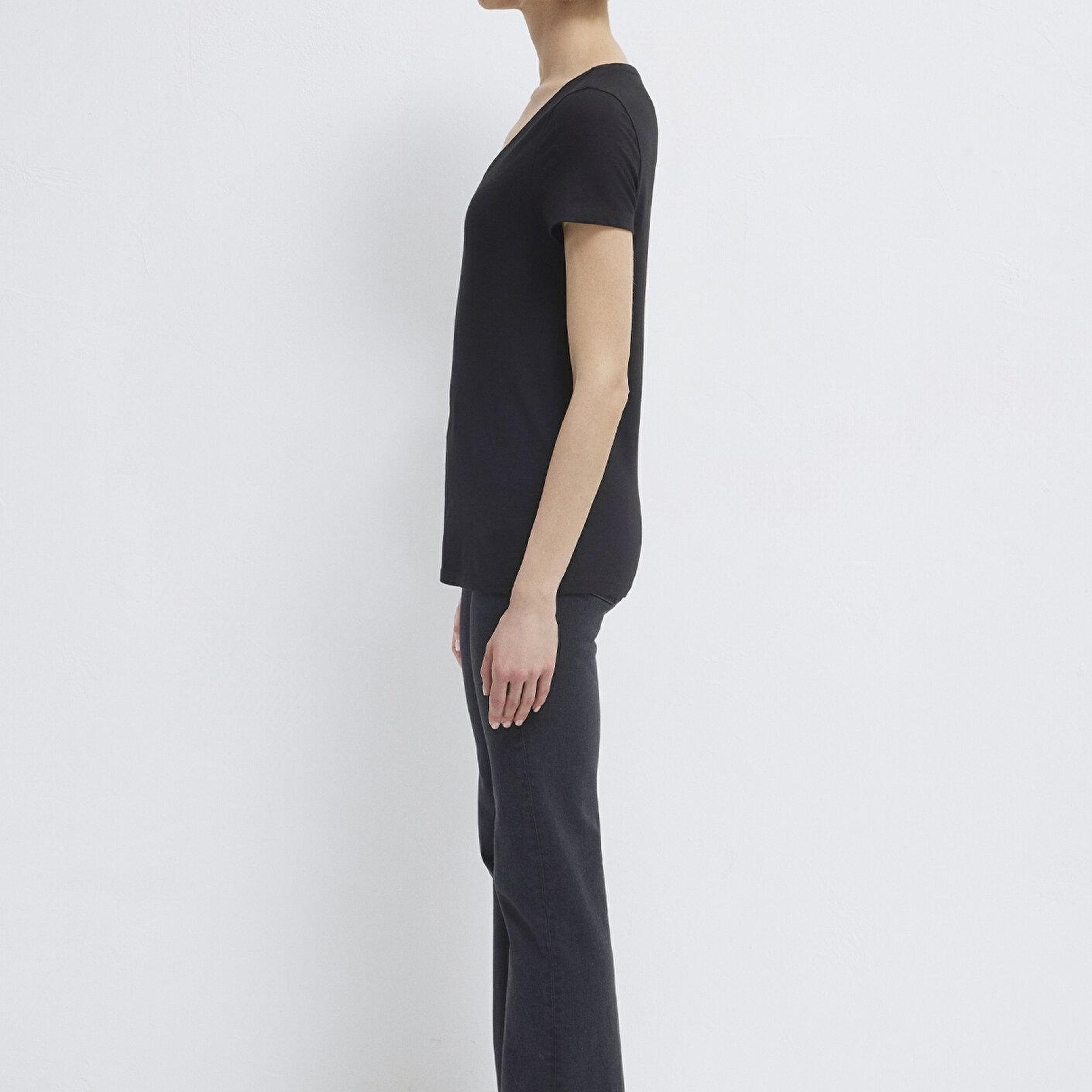 Mavi V Yaka Flamlı Siyah Basic Tişört Slim Fit / Dar Kesim 168260-900