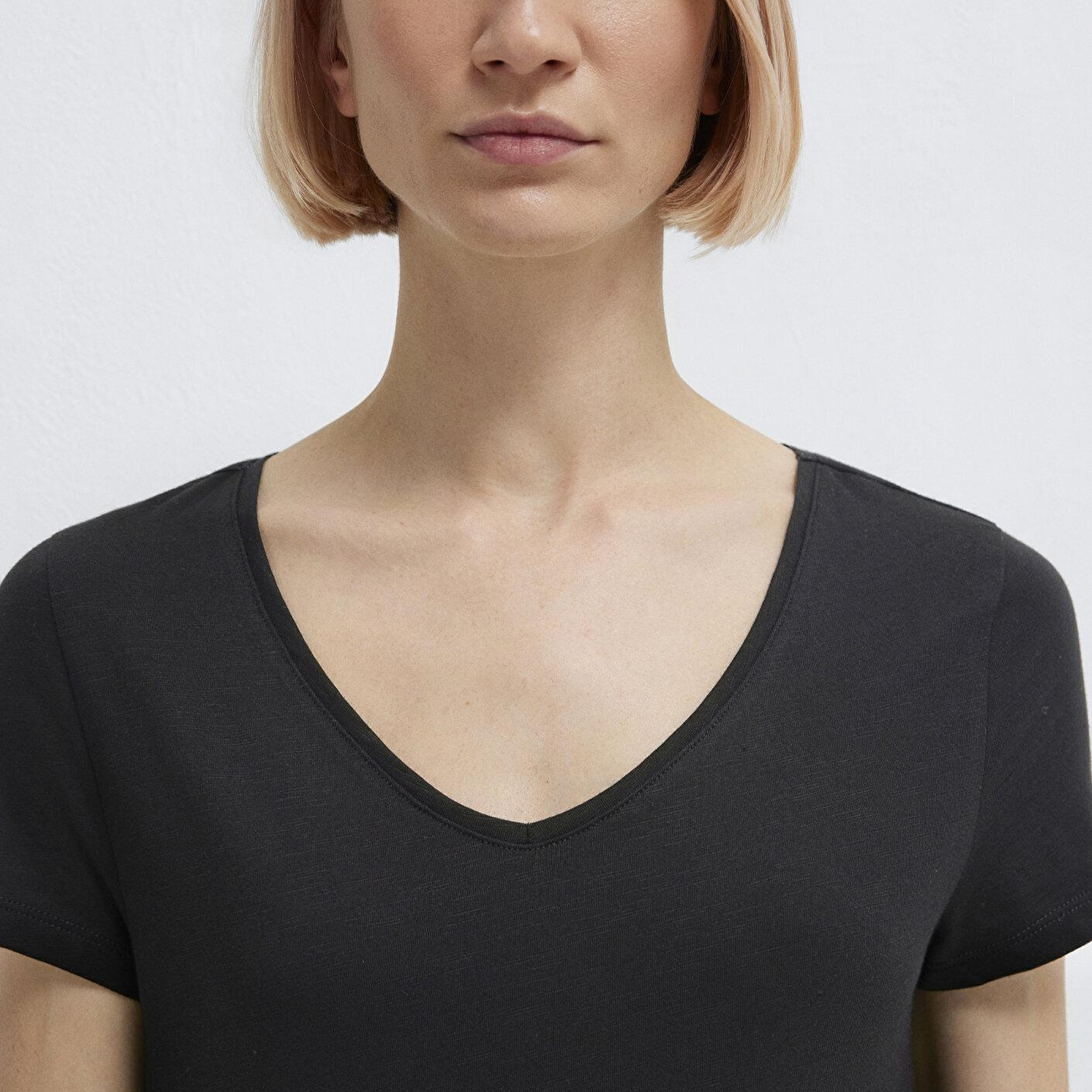 Mavi V Yaka Flamlı Siyah Basic Tişört Slim Fit / Dar Kesim 168260-900