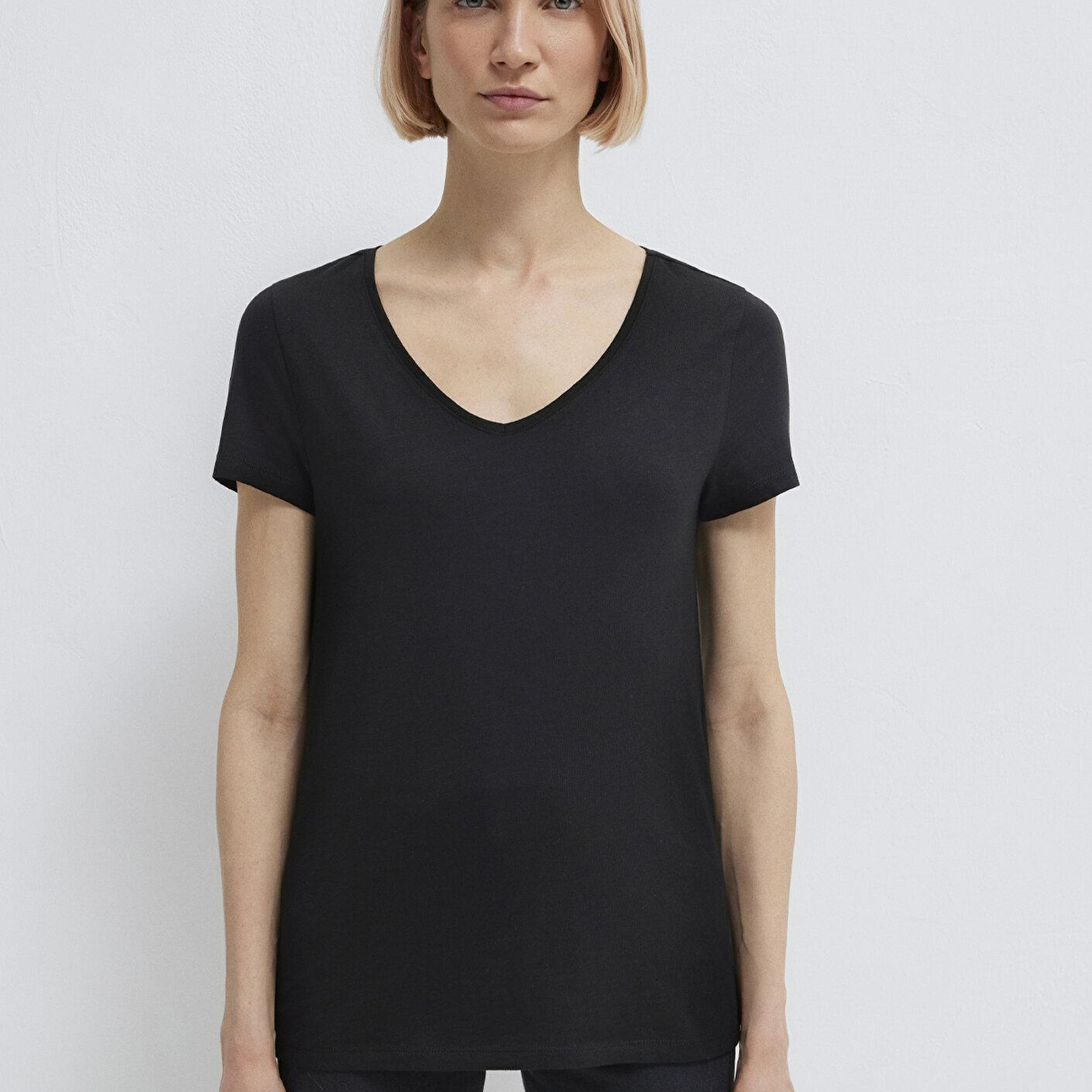 Mavi V Yaka Flamlı Siyah Basic Tişört Slim Fit / Dar Kesim 168260-900