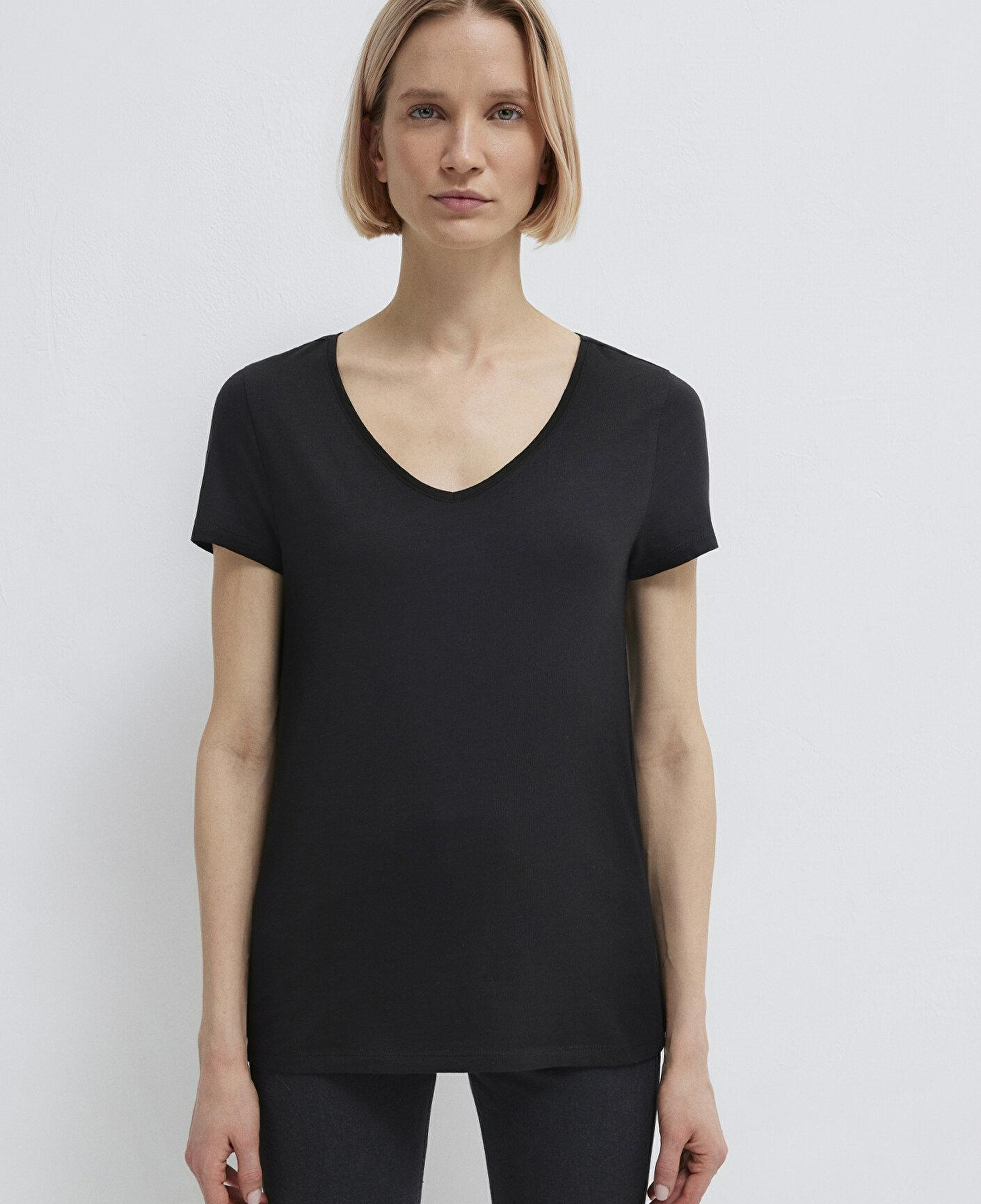Mavi V Yaka Flamlı Siyah Basic Tişört Slim Fit / Dar Kesim 168260-900