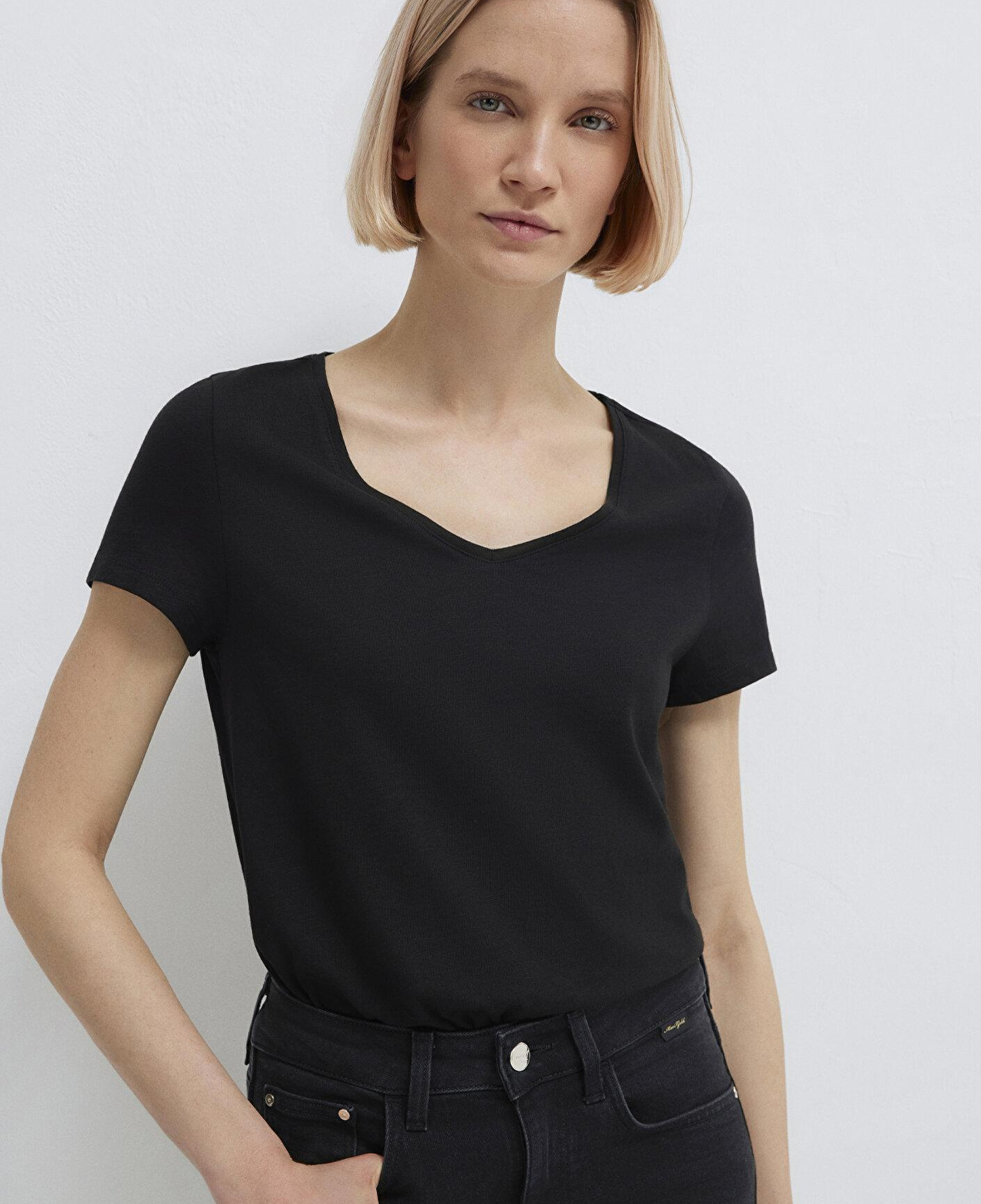 Mavi V Yaka Flamlı Siyah Basic Tişört Slim Fit / Dar Kesim 168260-900