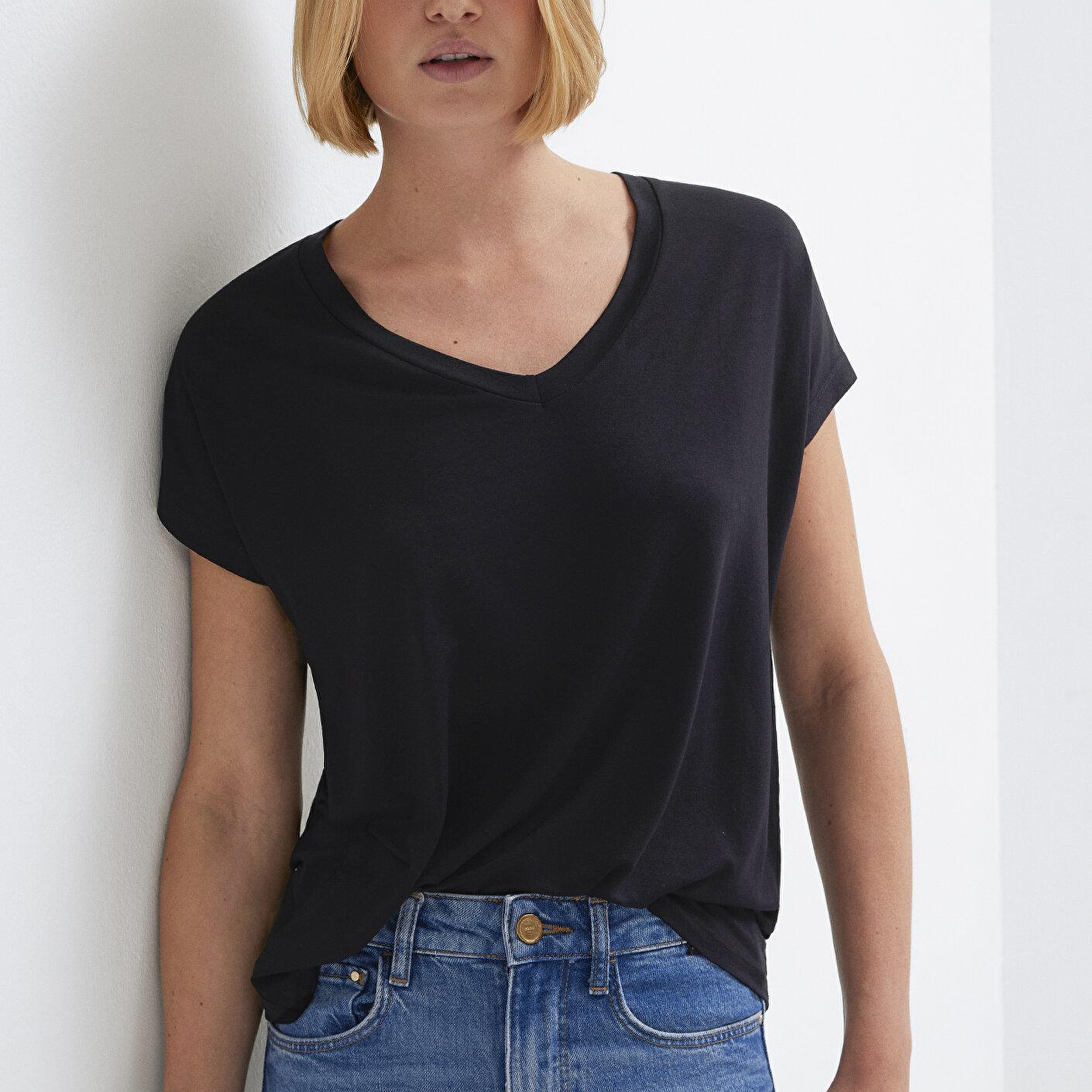 Mavi V Yaka Siyah Basic Viskoz Tişört Regular Fit / Normal Kesim 167714-900
