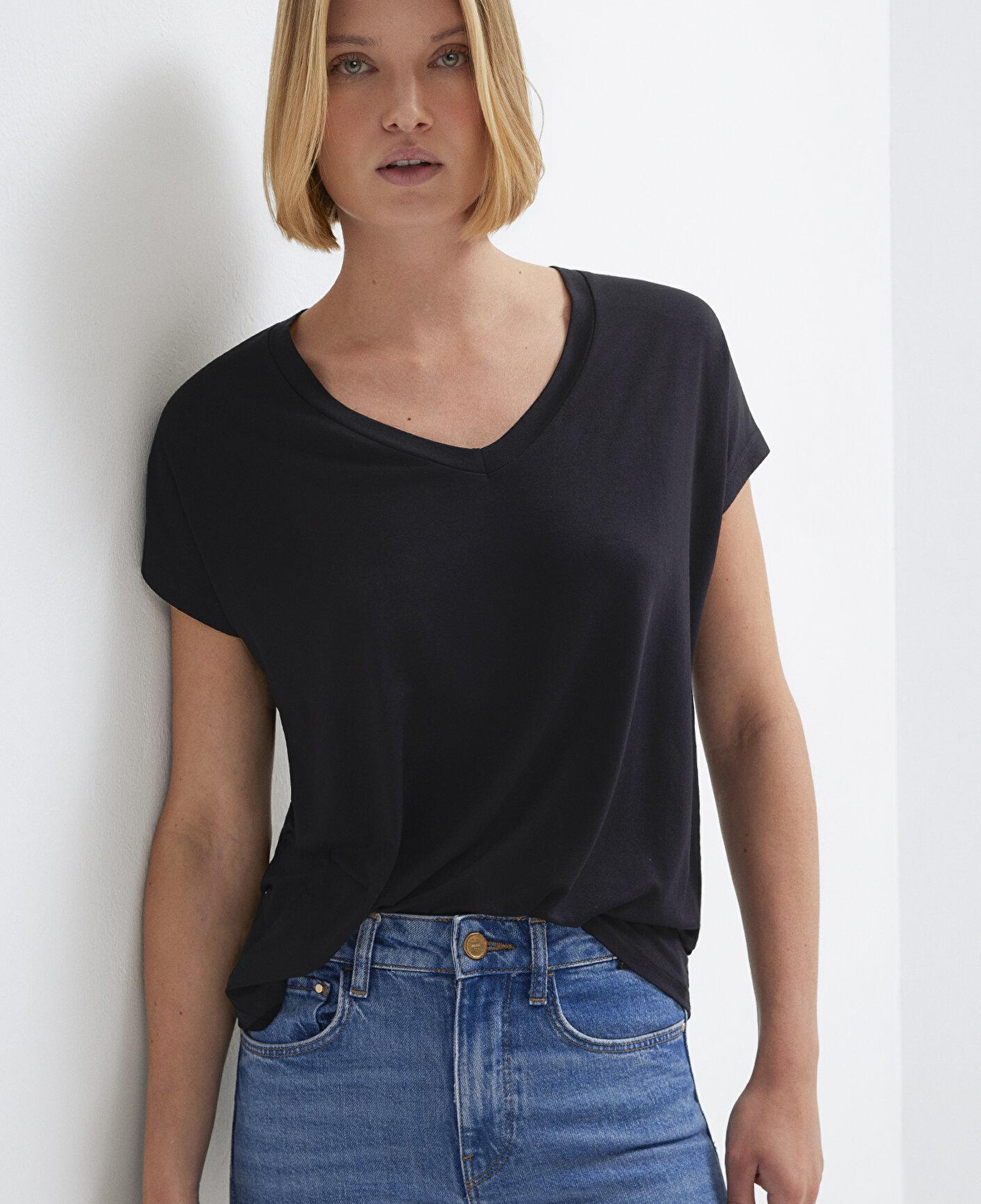 Mavi V Yaka Siyah Basic Viskoz Tişört Regular Fit / Normal Kesim 167714-900
