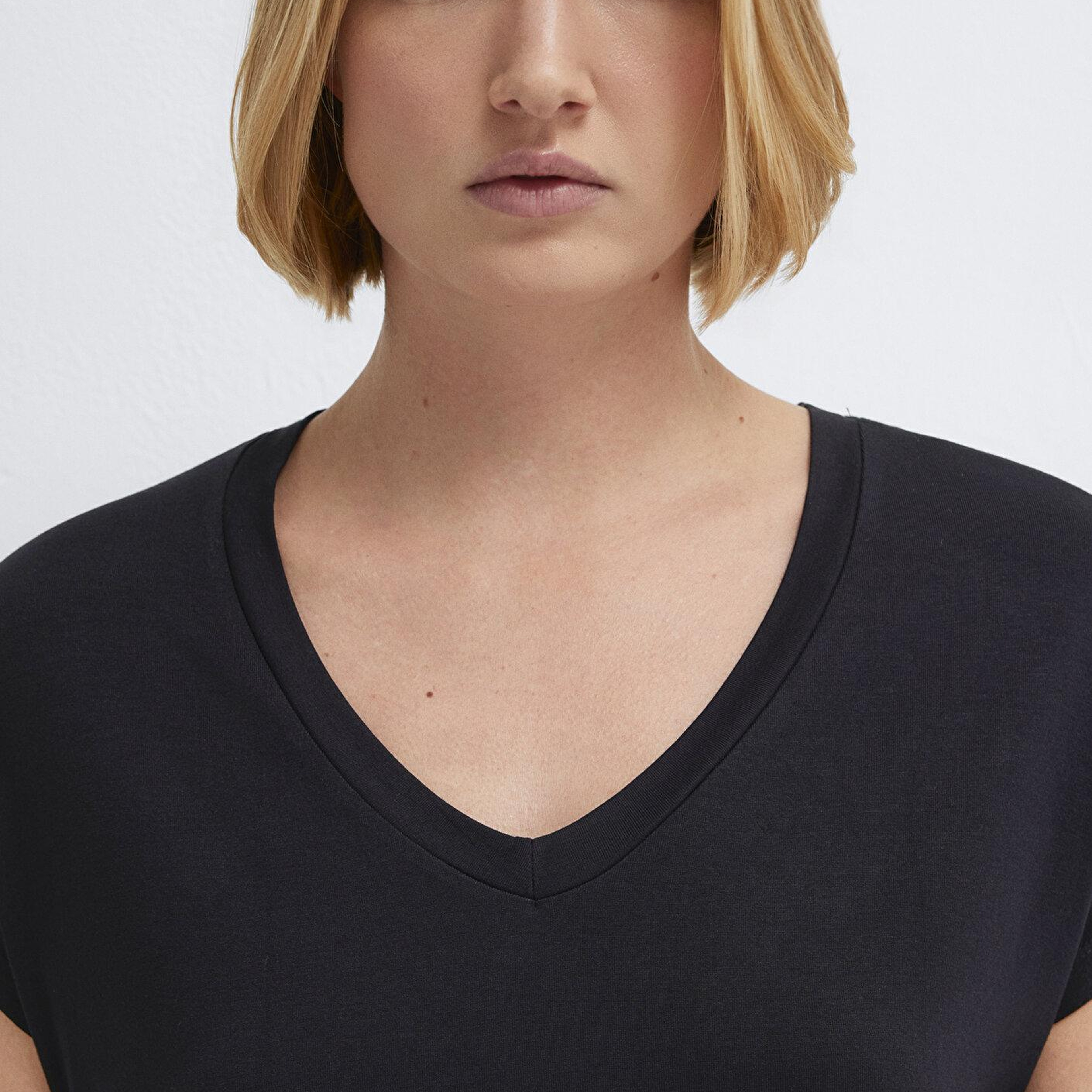Mavi V Yaka Siyah Basic Viskoz Tişört Regular Fit / Normal Kesim 167714-900