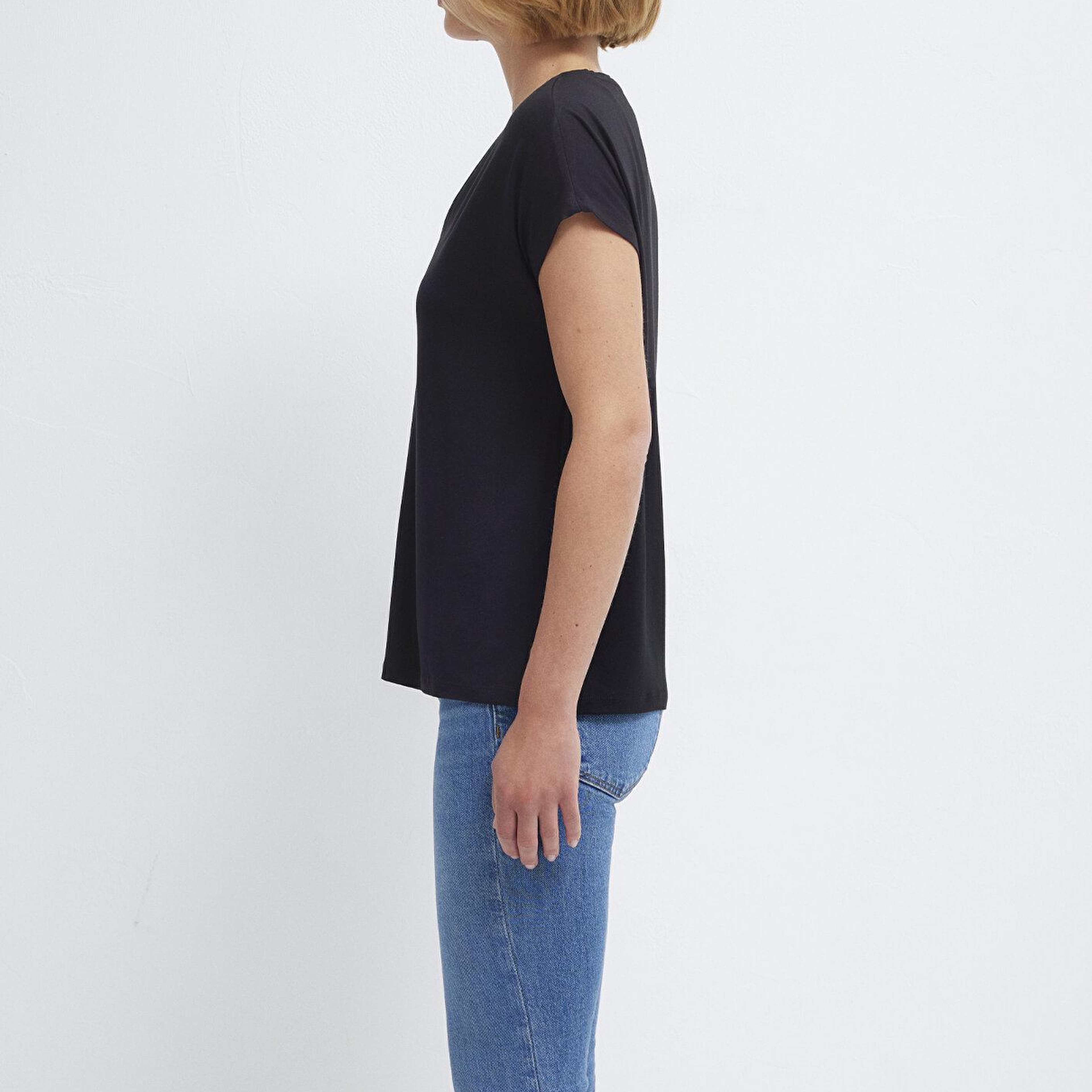 Mavi V Yaka Siyah Basic Viskoz Tişört Regular Fit / Normal Kesim 167714-900