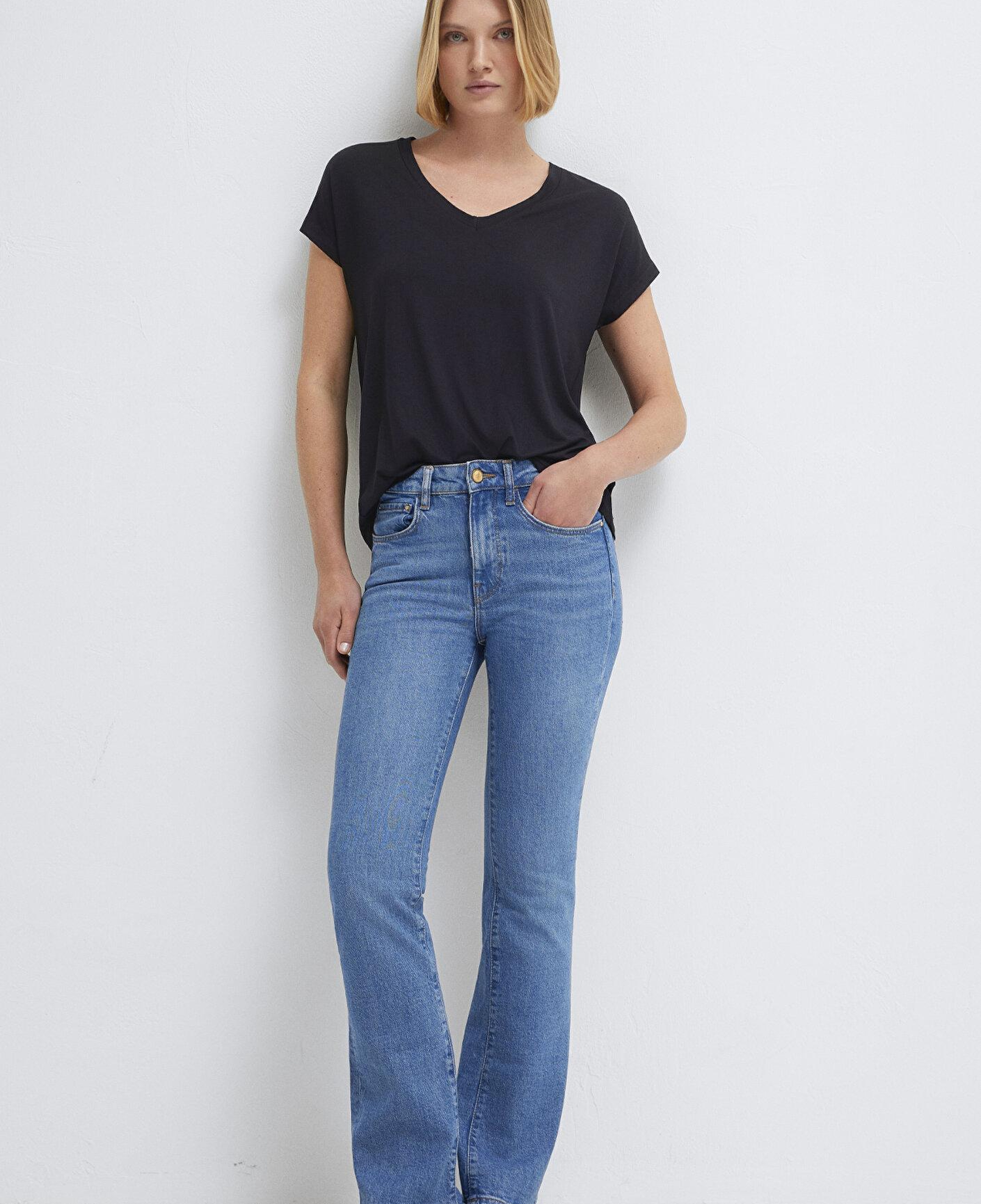 Mavi V Yaka Siyah Basic Viskoz Tişört Regular Fit / Normal Kesim 167714-900