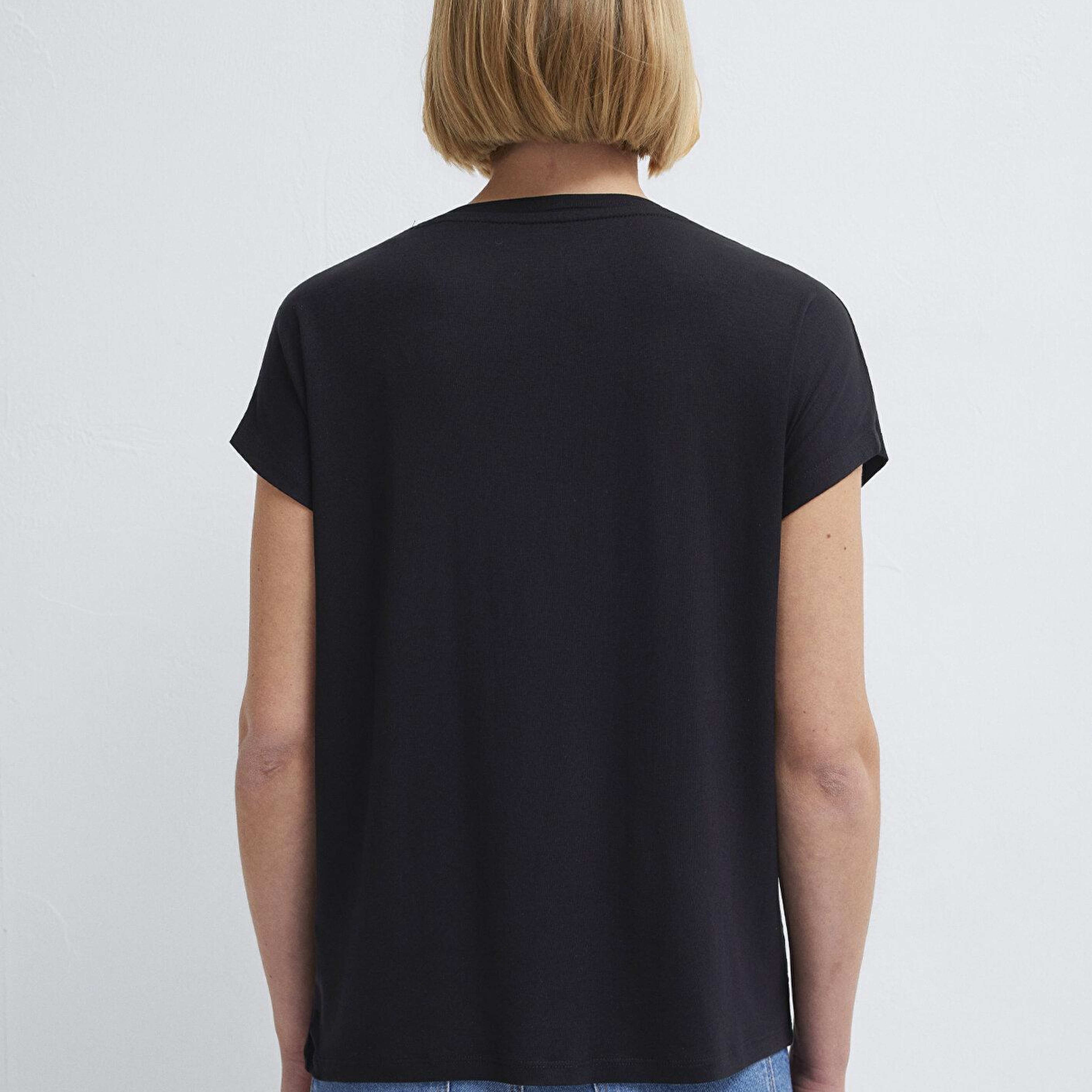 Mavi V Yaka Siyah Basic Viskoz Tişört Regular Fit / Normal Kesim 167714-900