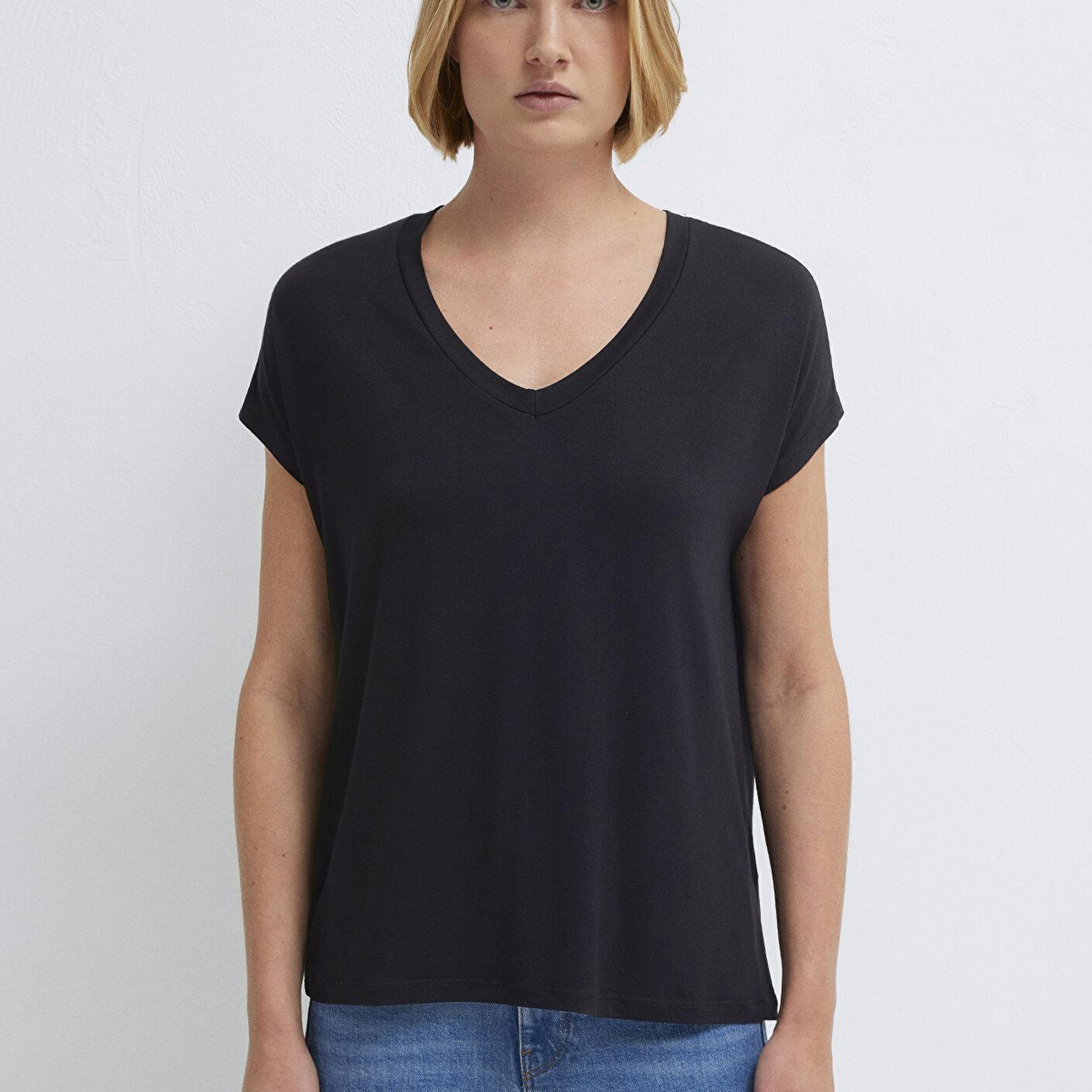 Mavi V Yaka Siyah Basic Viskoz Tişört Regular Fit / Normal Kesim 167714-900