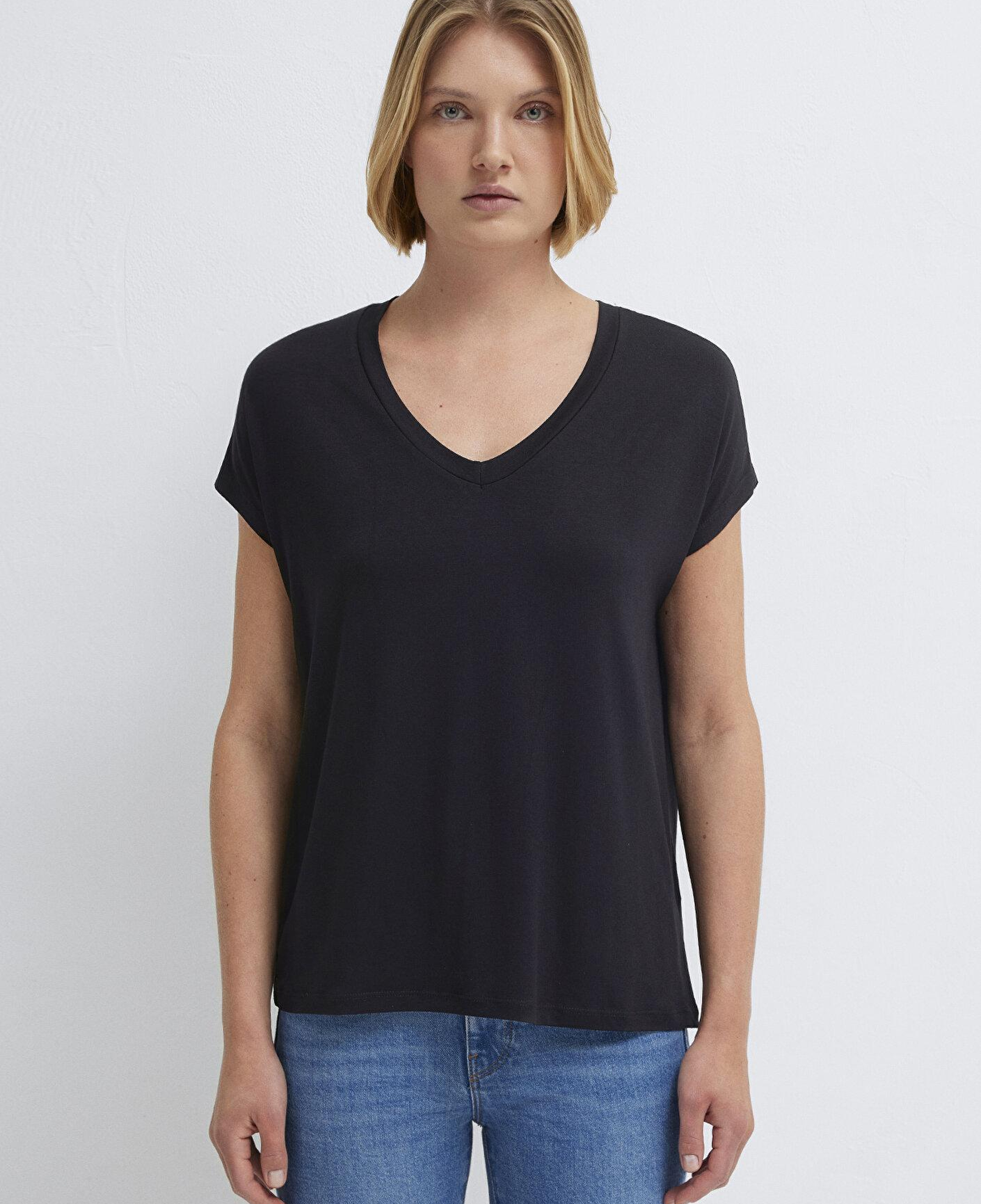 Mavi V Yaka Siyah Basic Viskoz Tişört Regular Fit / Normal Kesim 167714-900