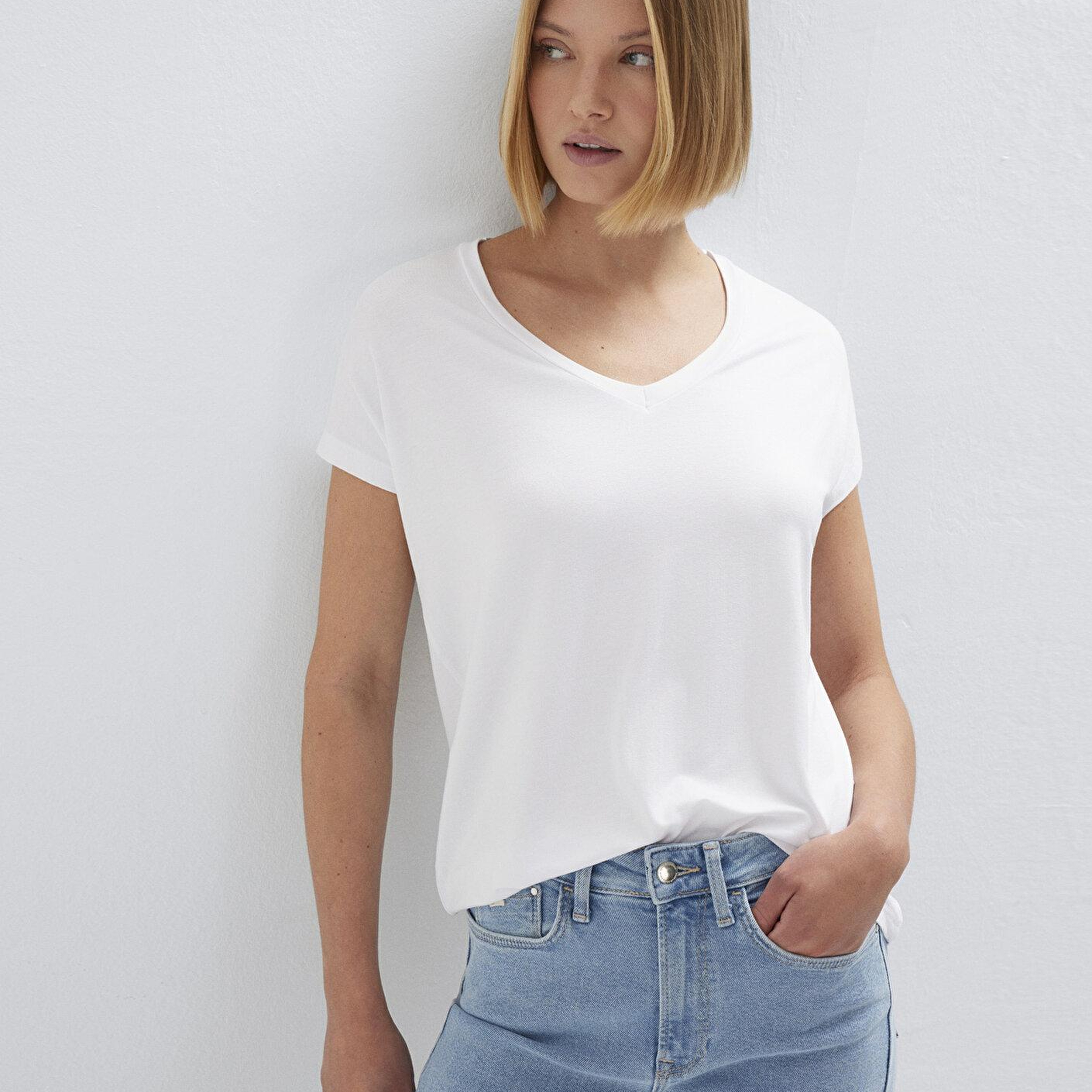 Mavi V Yaka Beyaz Basic Viskoz Tişört Regular Fit / Normal Kesim 167714-620