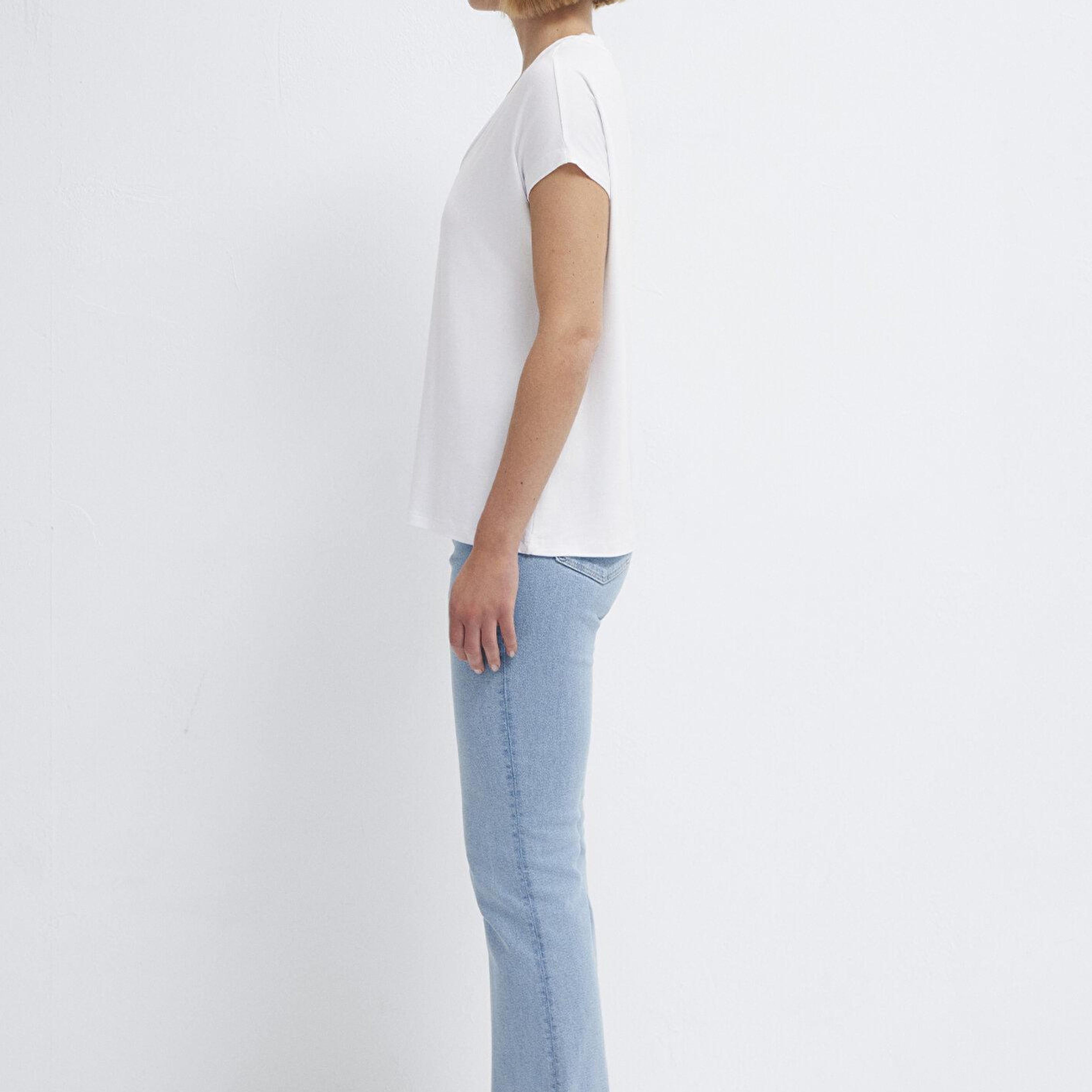Mavi V Yaka Beyaz Basic Viskoz Tişört Regular Fit / Normal Kesim 167714-620