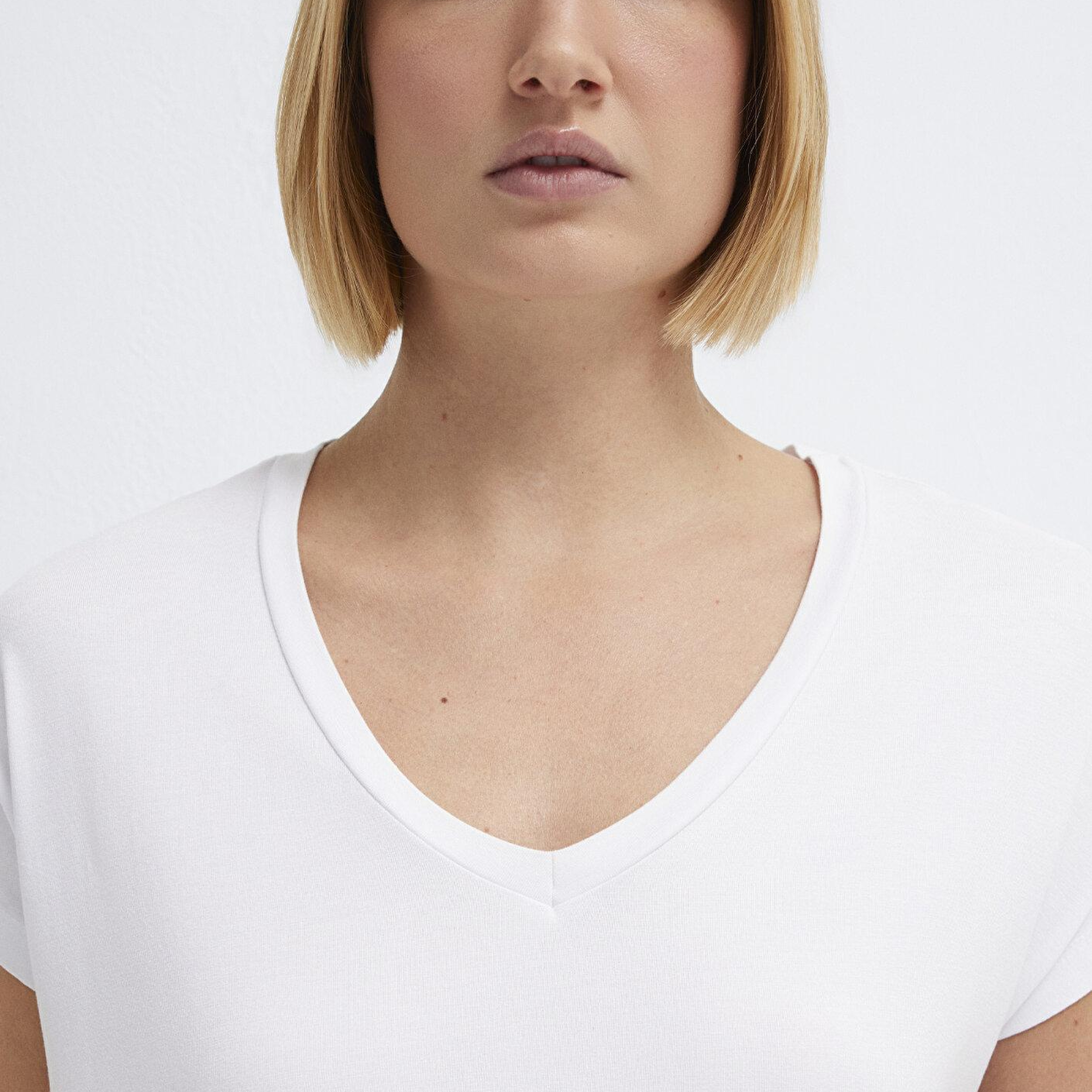 Mavi V Yaka Beyaz Basic Viskoz Tişört Regular Fit / Normal Kesim 167714-620