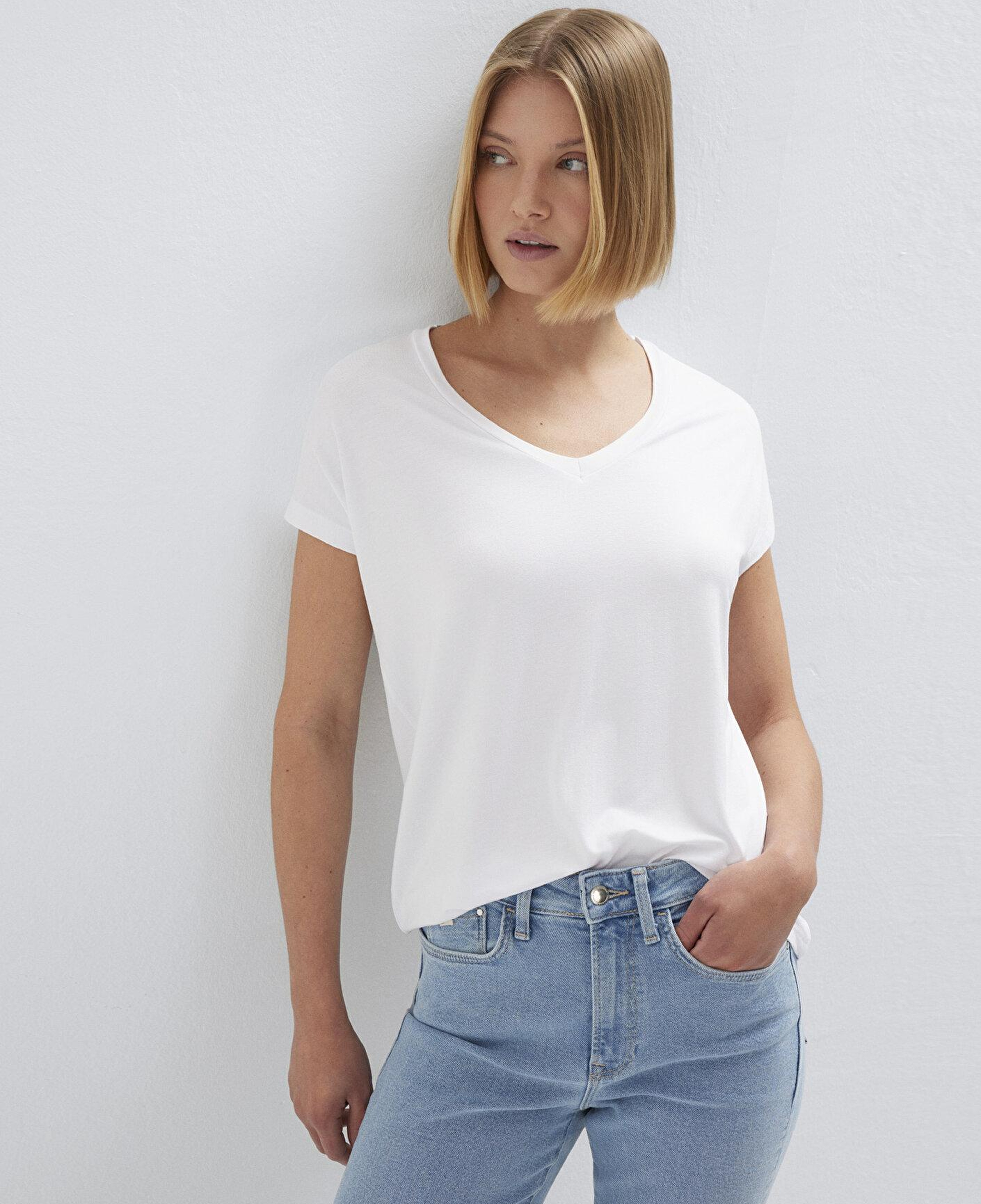 Mavi V Yaka Beyaz Basic Viskoz Tişört Regular Fit / Normal Kesim 167714-620