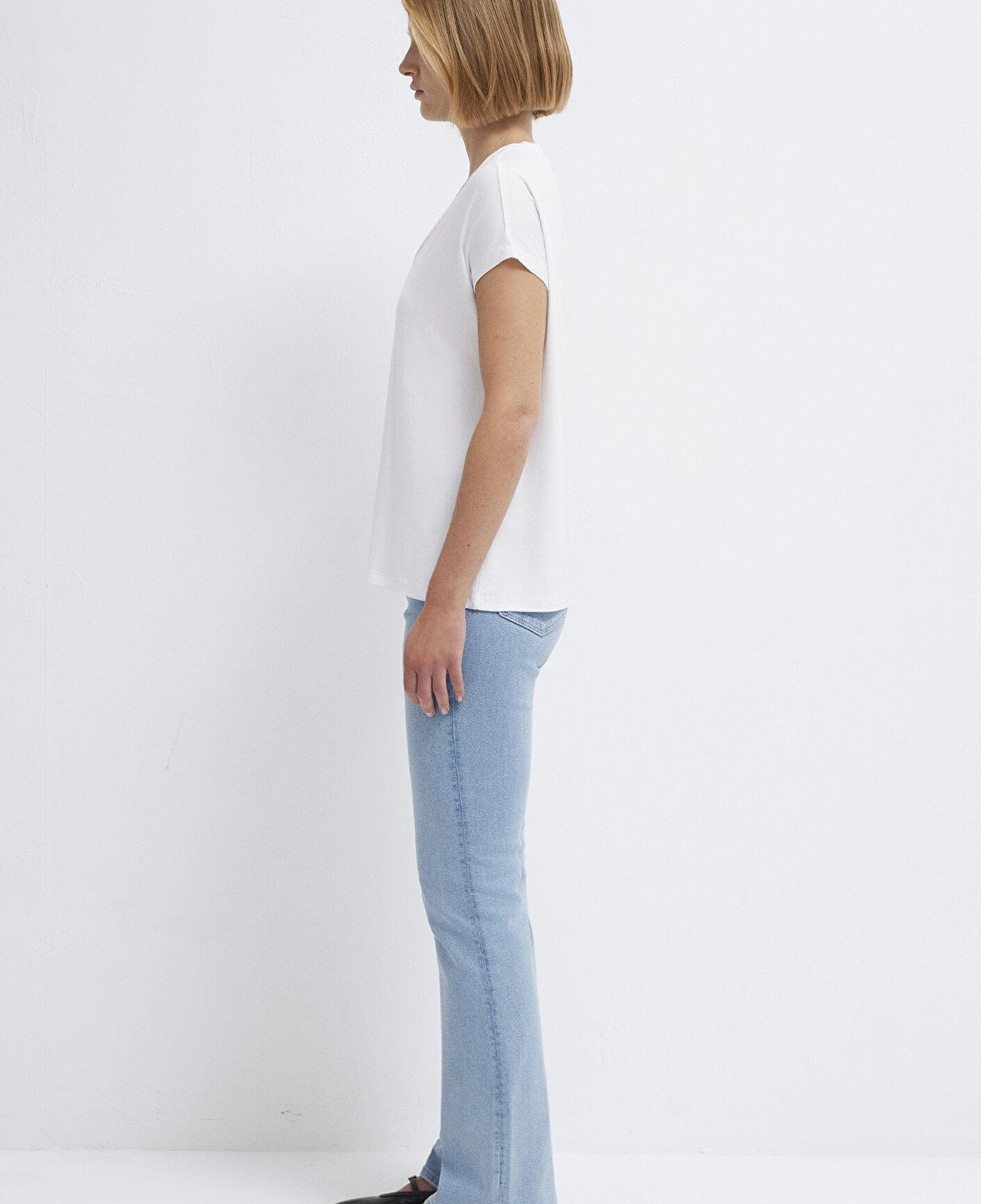 Mavi V Yaka Beyaz Basic Viskoz Tişört Regular Fit / Normal Kesim 167714-620