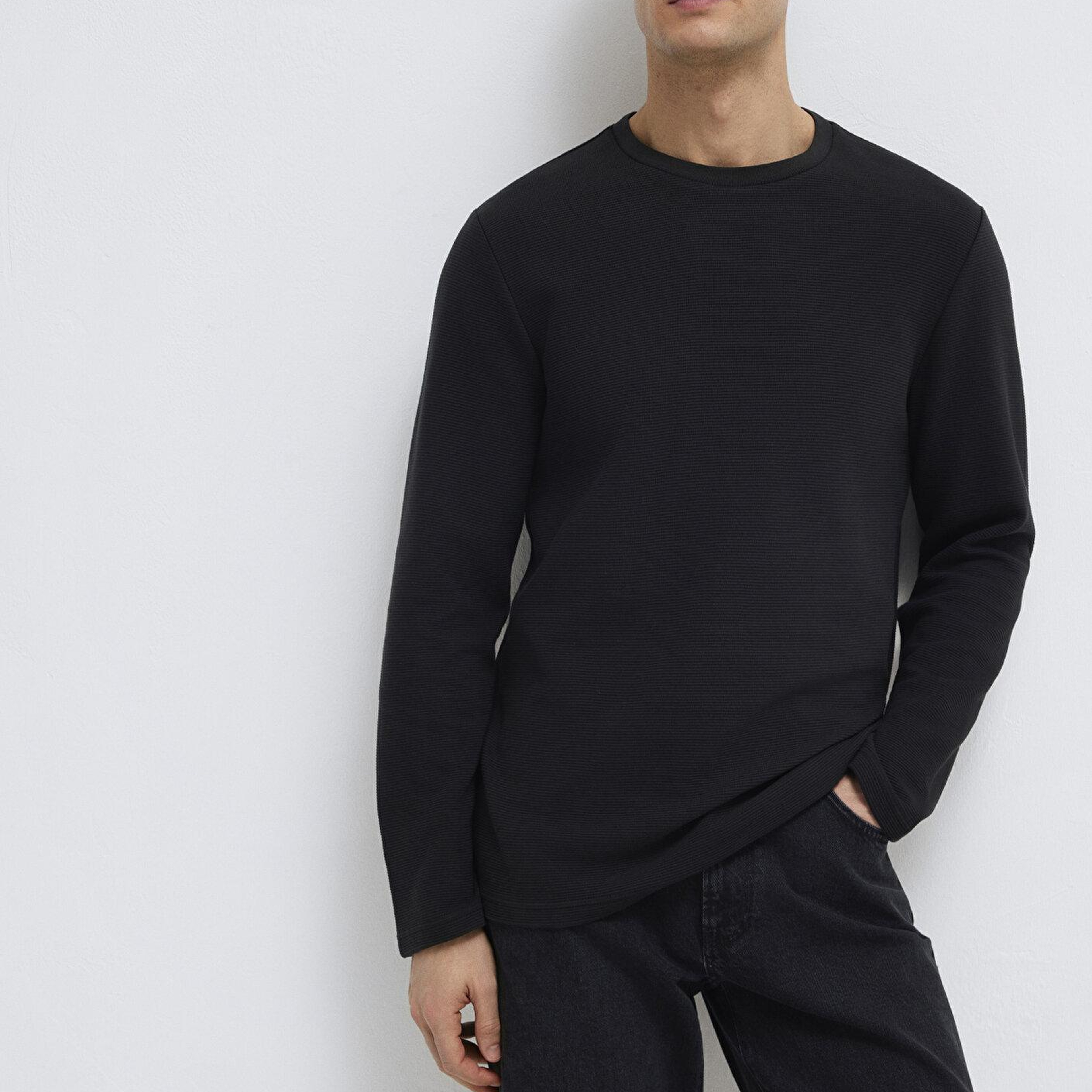 Mavi Uzun Kollu Dokulu Siyah Tişört Slim Fit / Dar Kesim 064622-21842