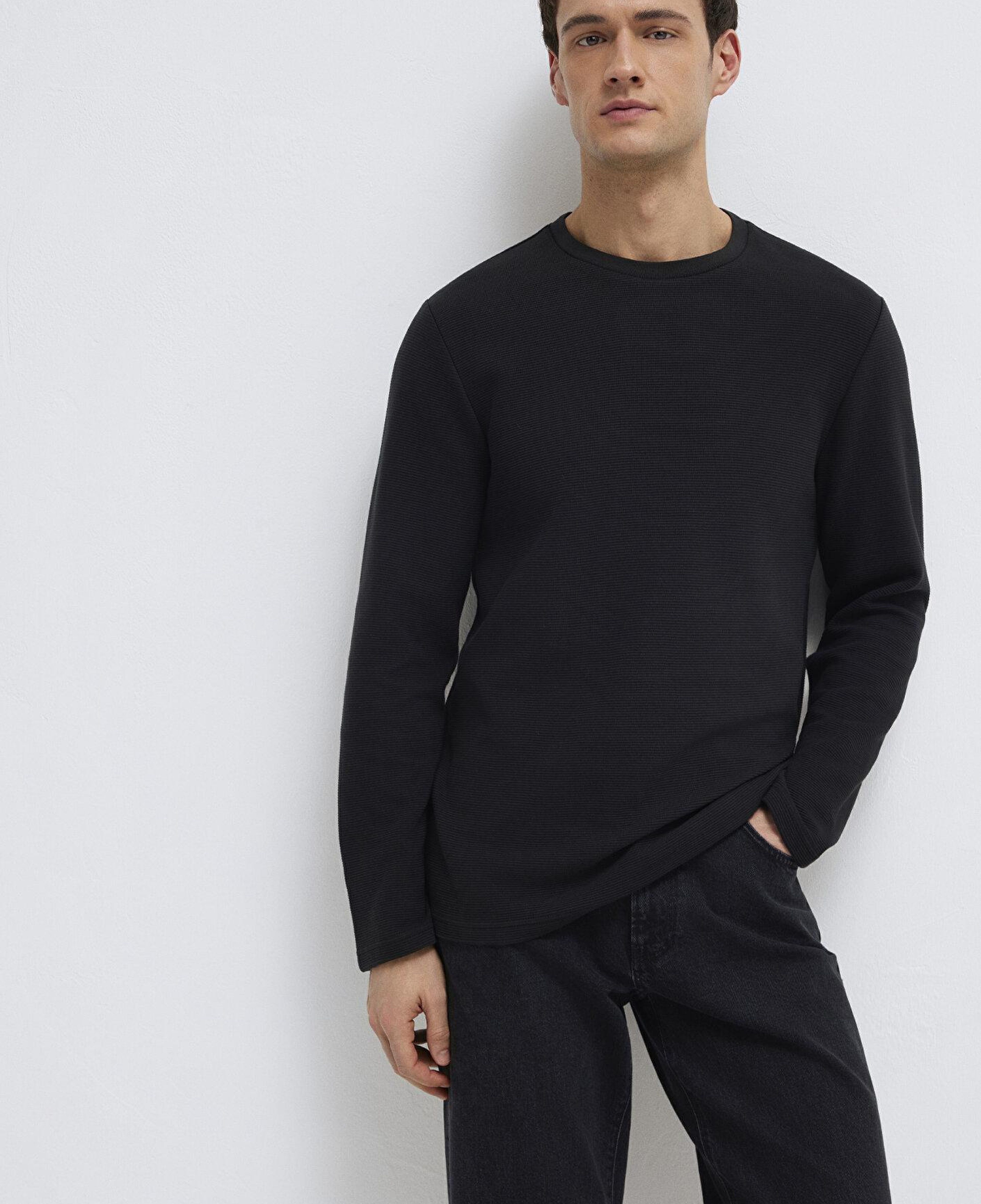 Mavi Uzun Kollu Dokulu Siyah Tişört Slim Fit / Dar Kesim 064622-21842