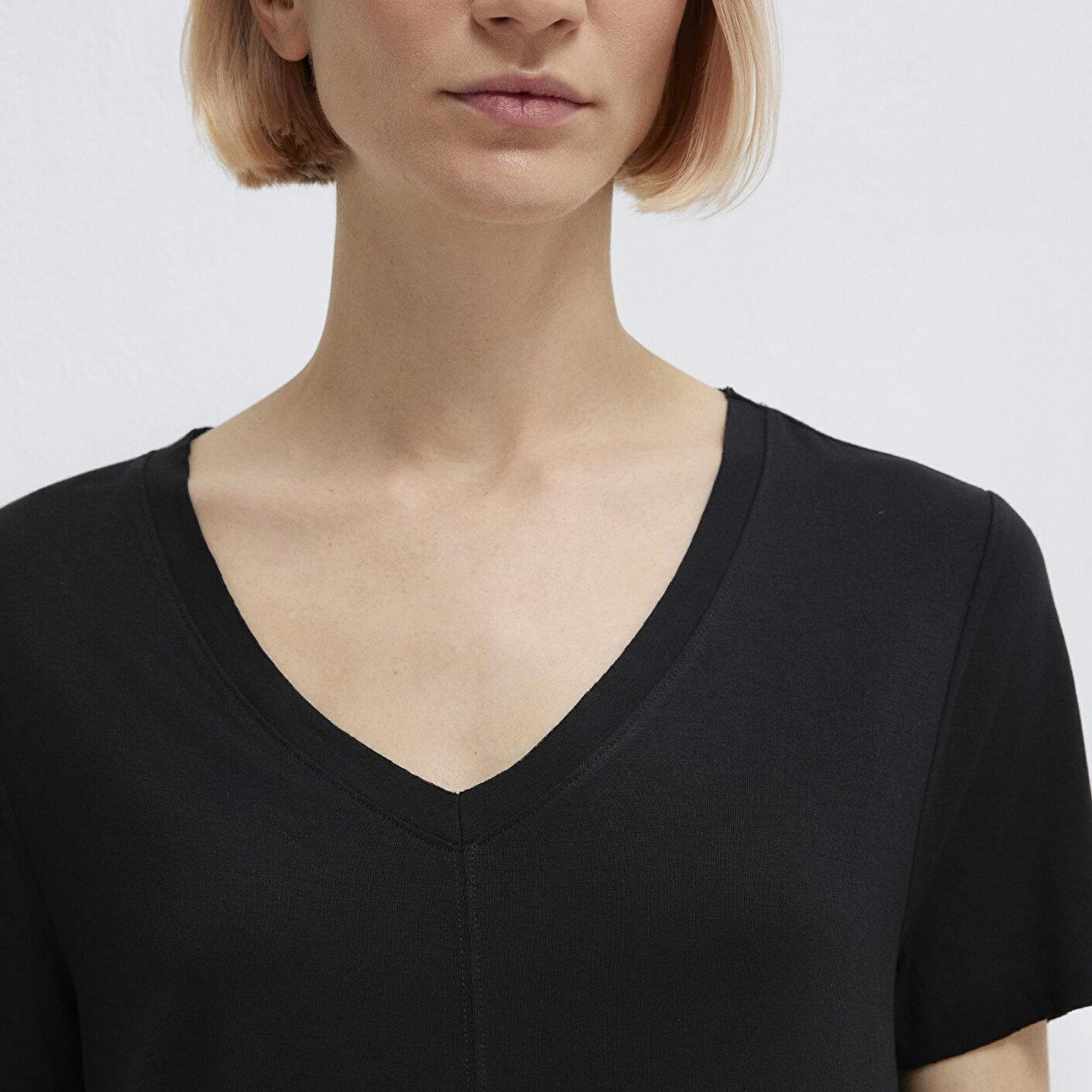 Mavi V Yaka Siyah Basic Viskoz Tişört Loose Fit / Bol Rahat Kesim 166775-900