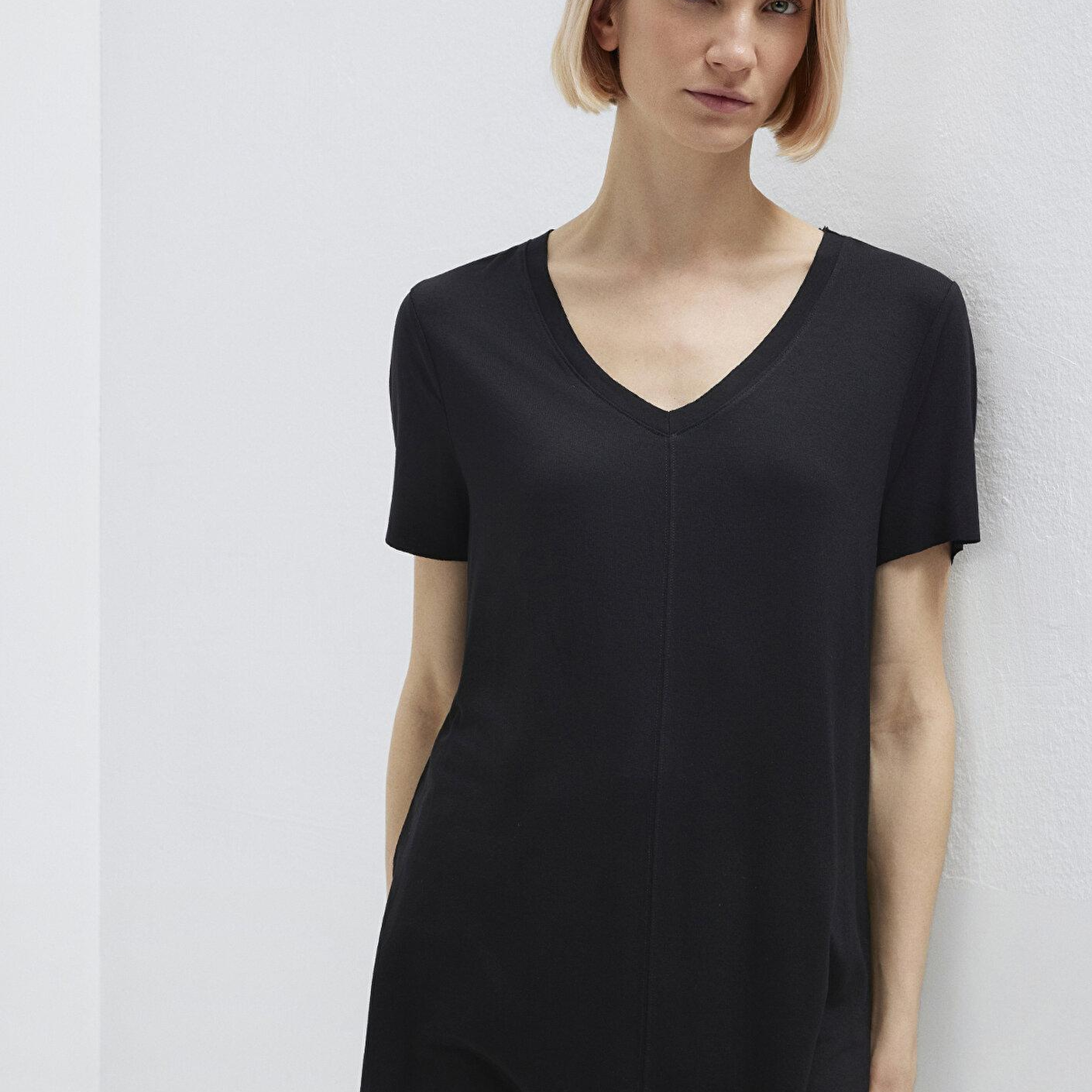 Mavi V Yaka Siyah Basic Viskoz Tişört Loose Fit / Bol Rahat Kesim 166775-900