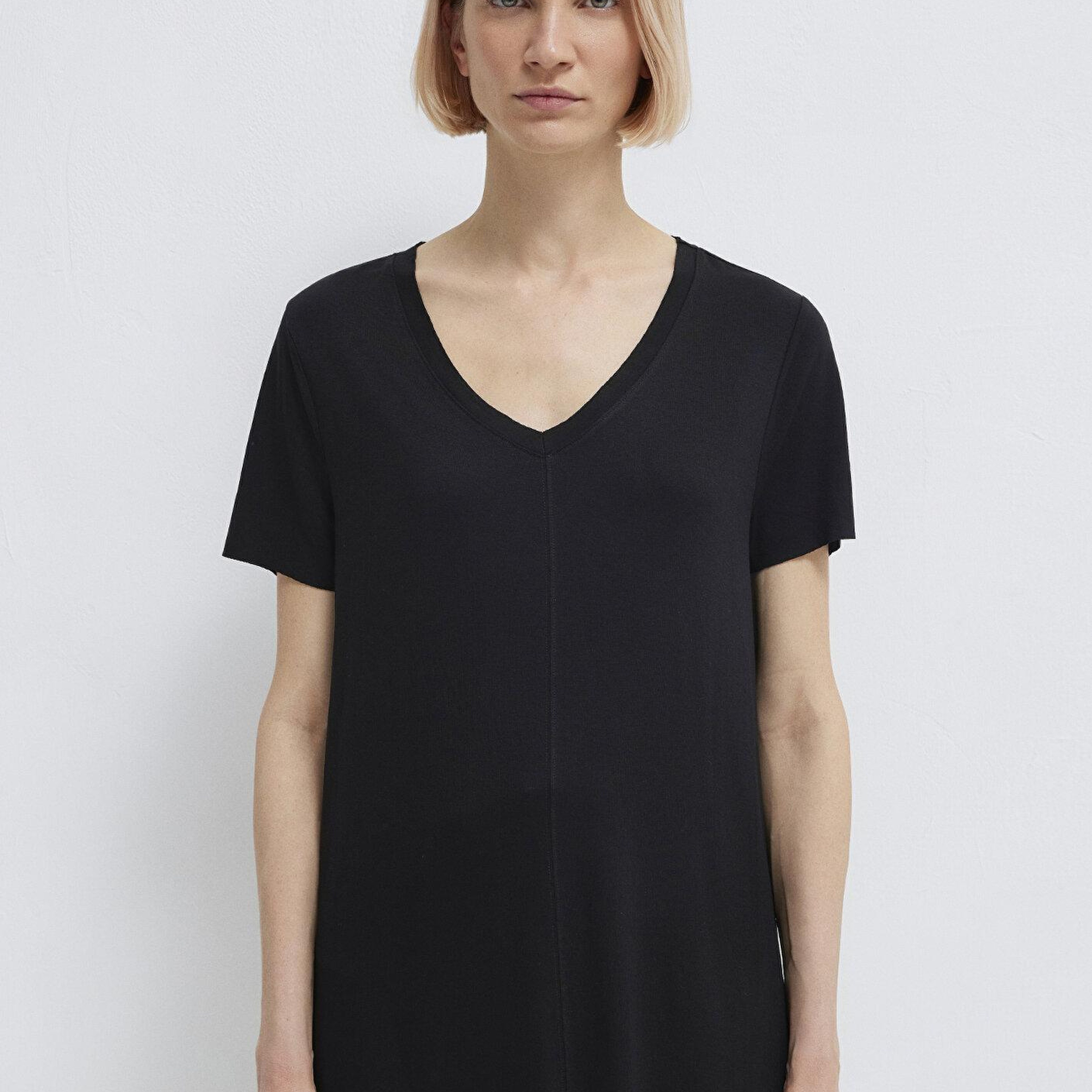 Mavi V Yaka Siyah Basic Viskoz Tişört Loose Fit / Bol Rahat Kesim 166775-900