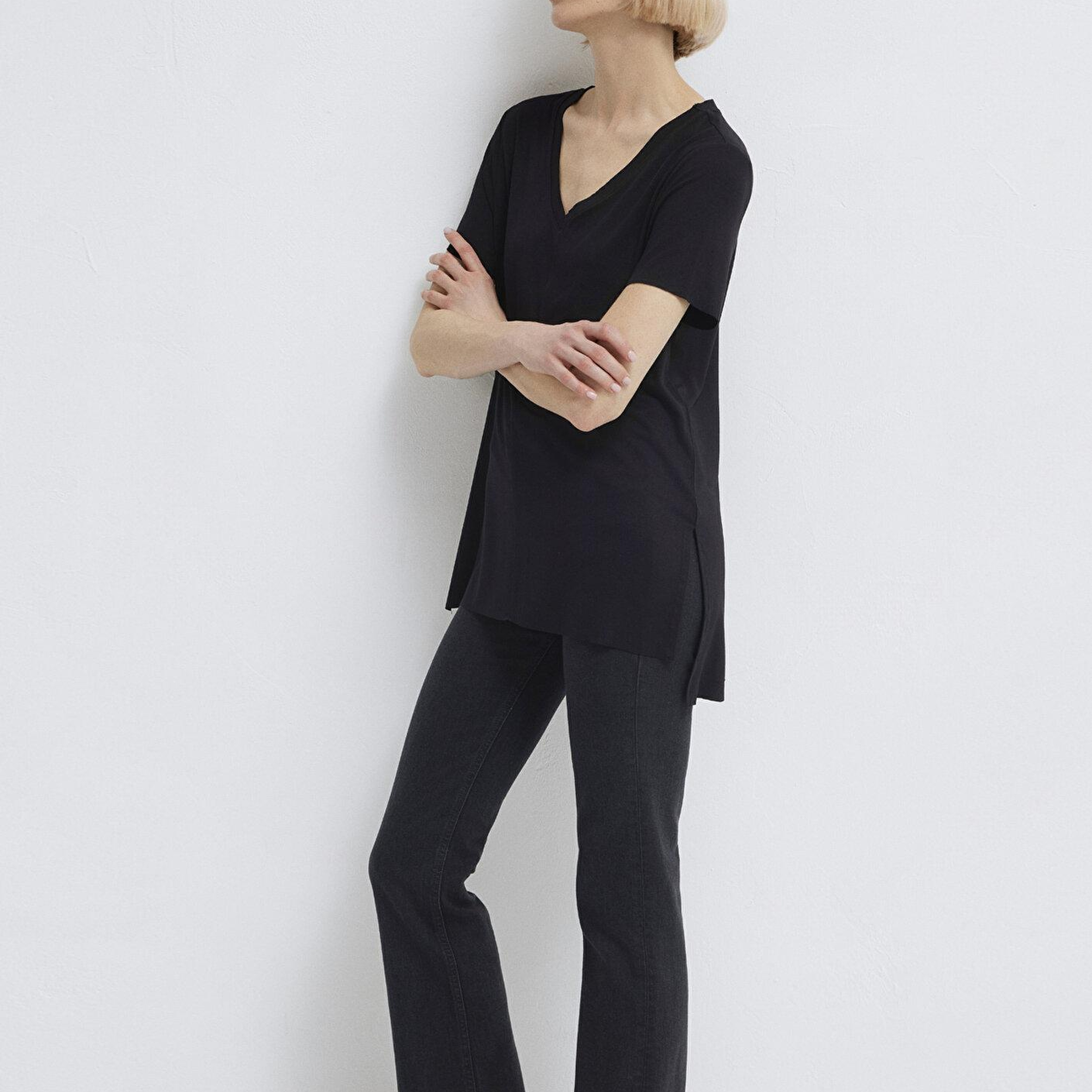 Mavi V Yaka Siyah Basic Viskoz Tişört Loose Fit / Bol Rahat Kesim 166775-900
