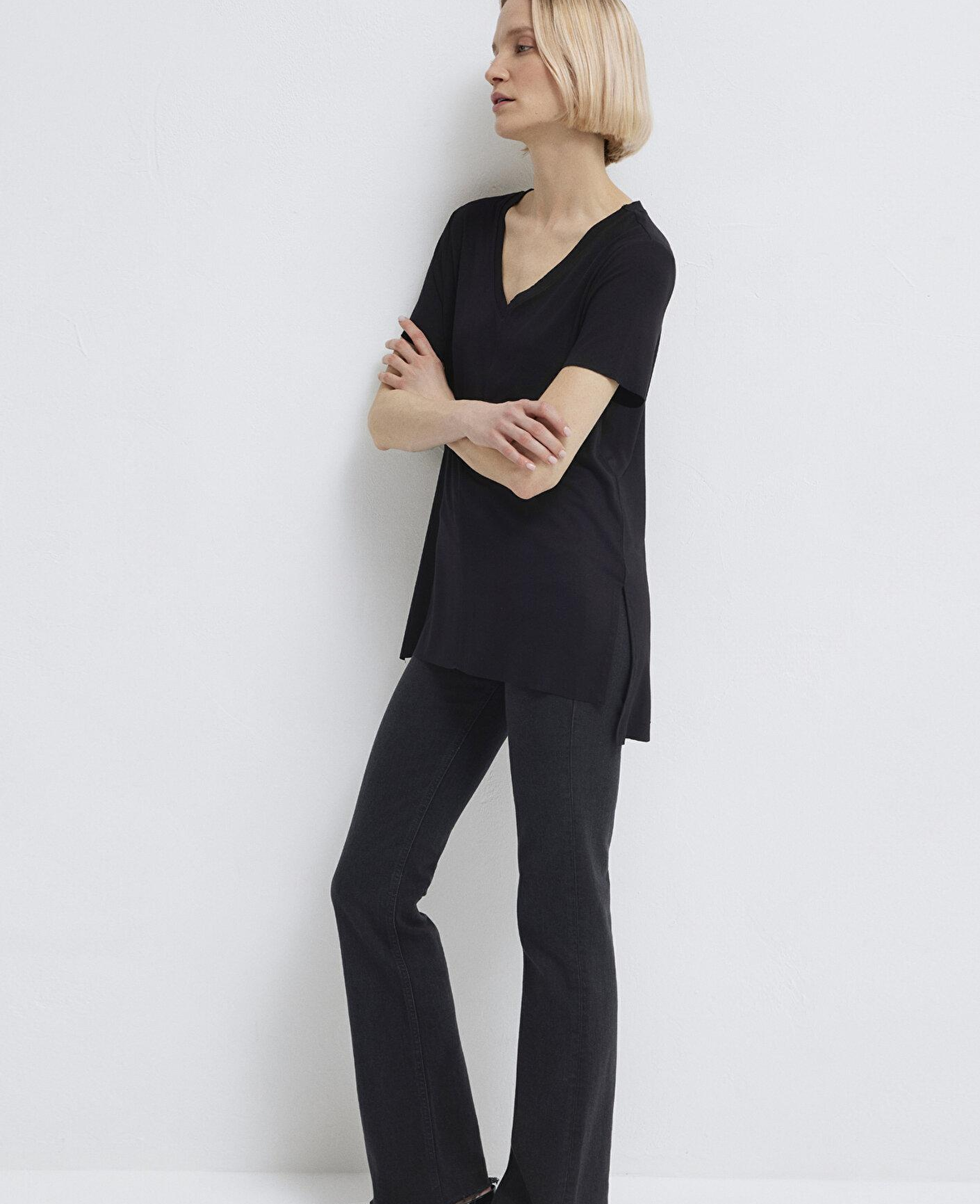 Mavi V Yaka Siyah Basic Viskoz Tişört Loose Fit / Bol Rahat Kesim 166775-900