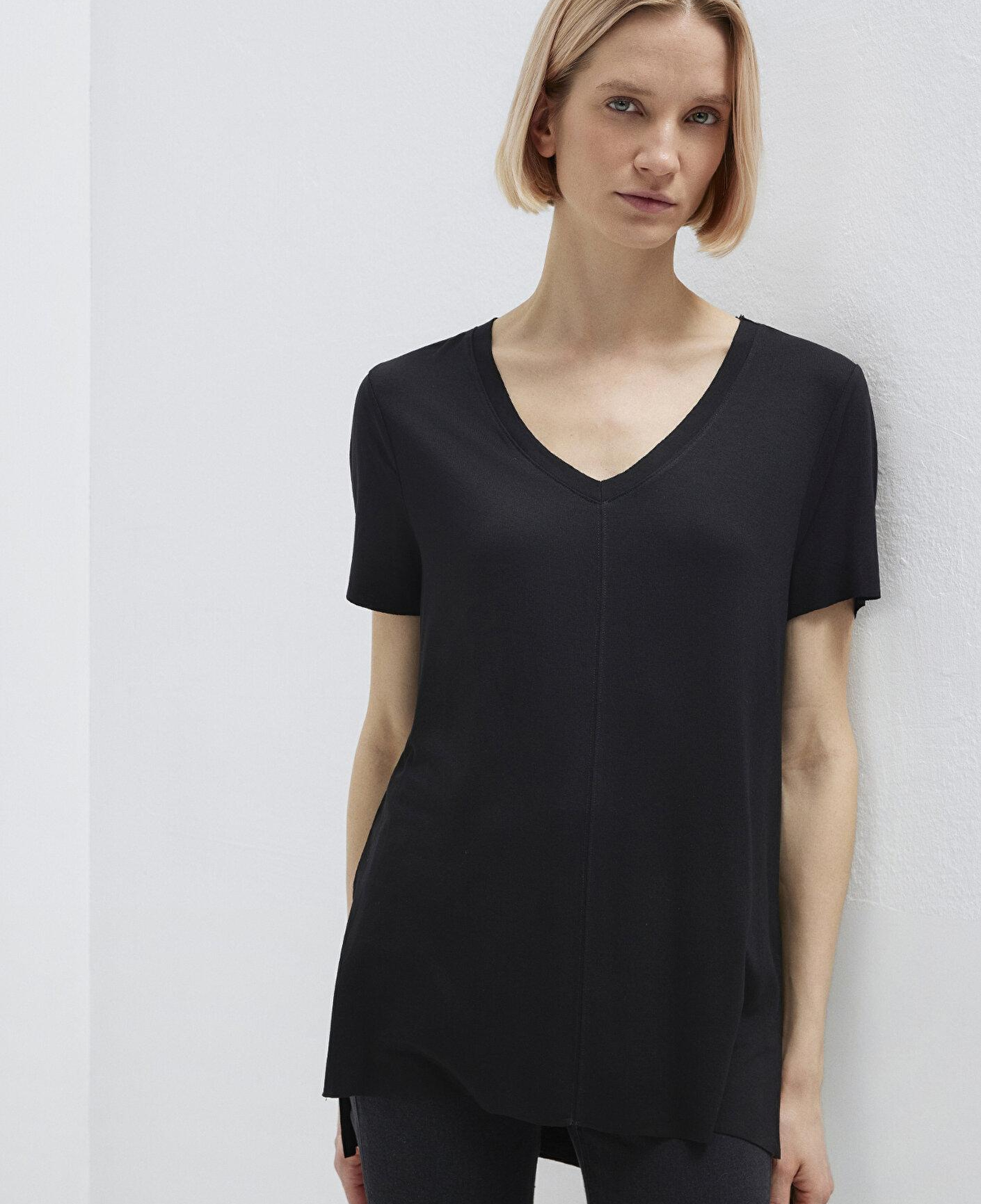 Mavi V Yaka Siyah Basic Viskoz Tişört Loose Fit / Bol Rahat Kesim 166775-900