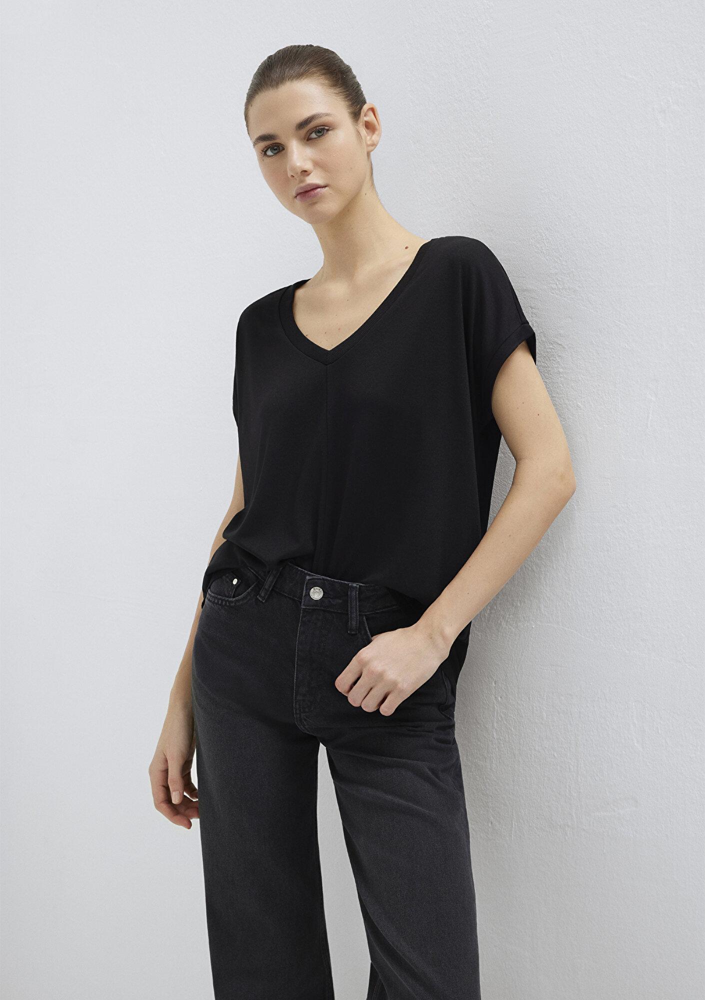 Mavi V Yaka Siyah Basic Viskoz Tişört Loose Fit / Bol Rahat Kesim 166449-900