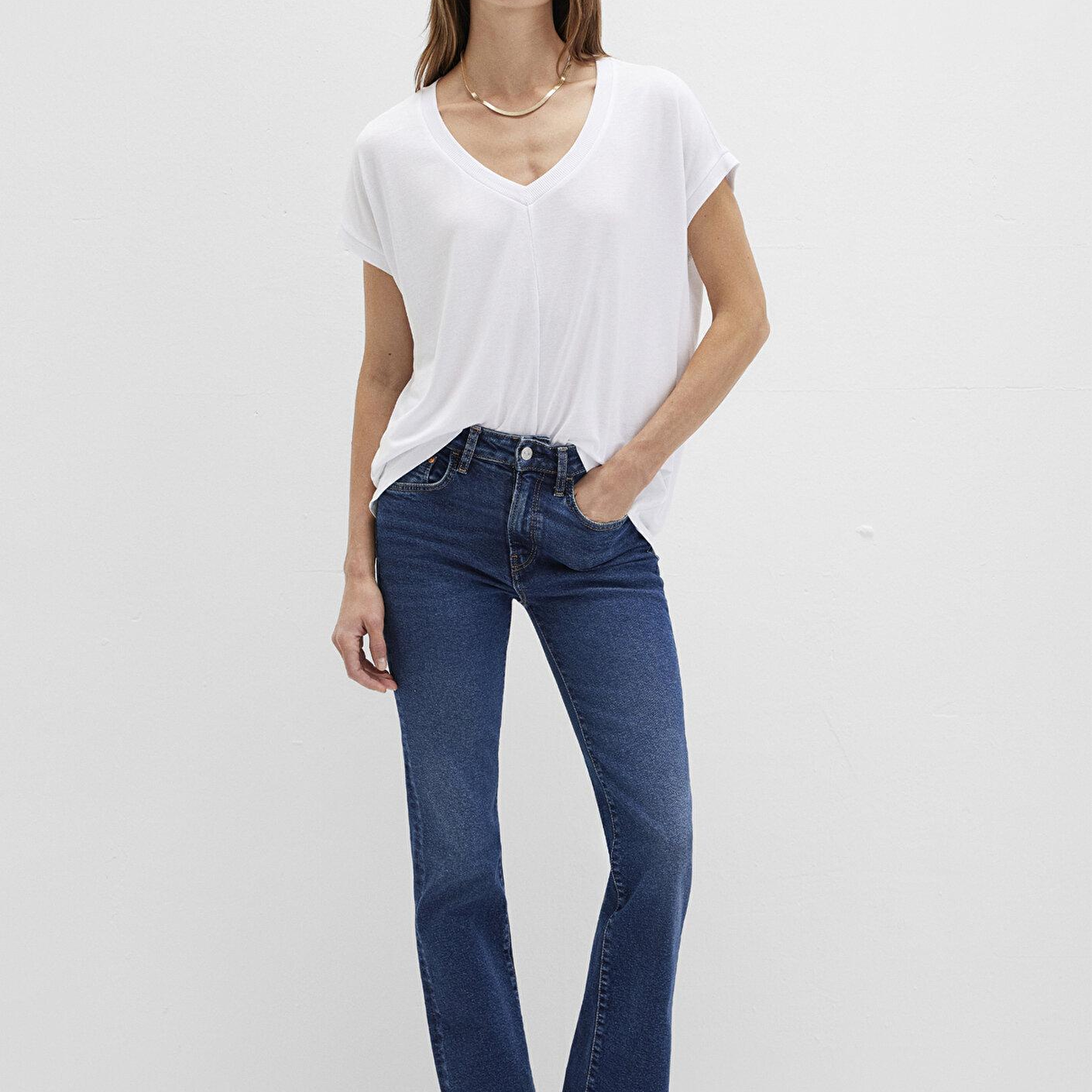 Mavi V Yaka Beyaz Basic ViskozTişört Loose Fit / Bol Rahat Kesim 166449-620