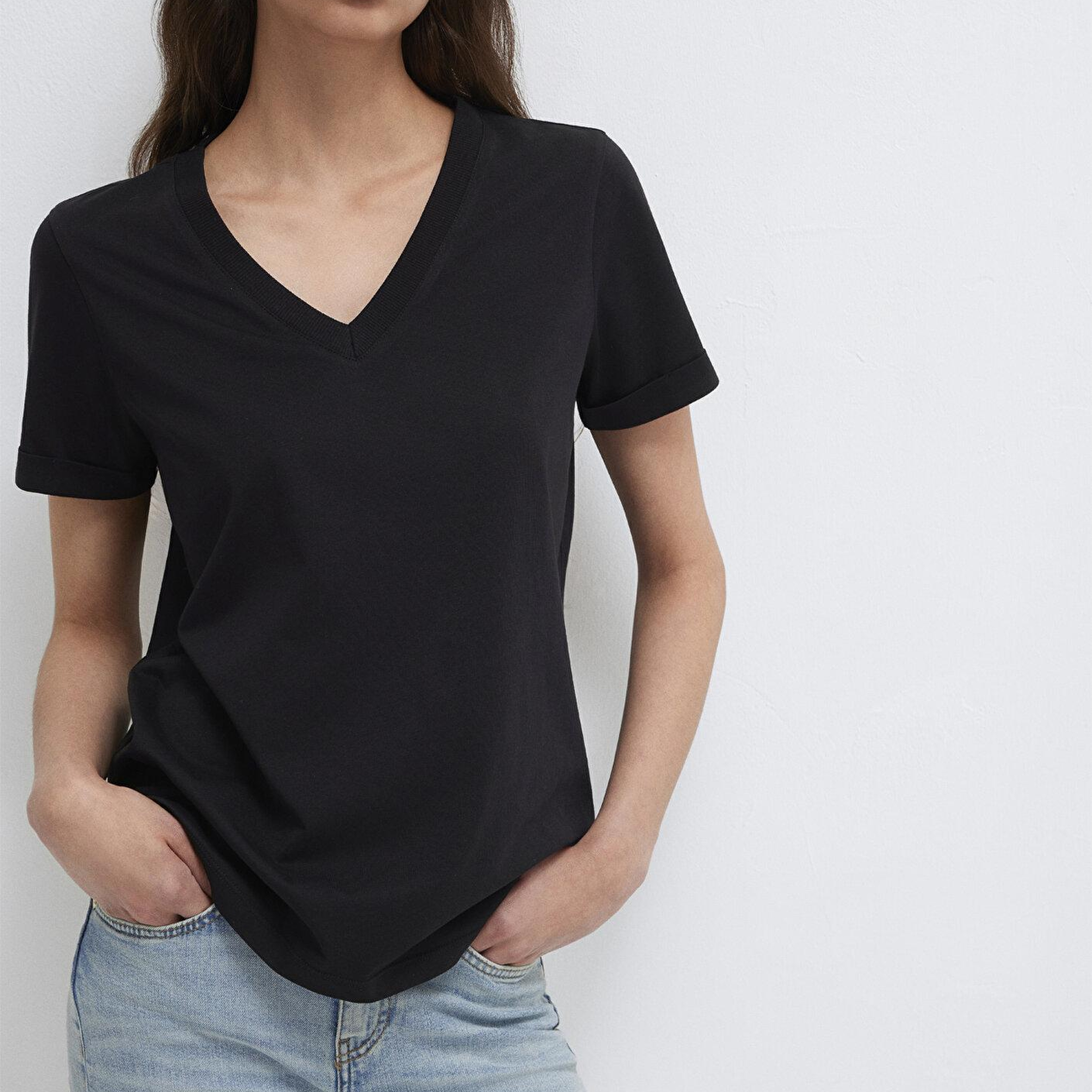 Mavi V Yaka Siyah Basic Tişört Regular Fit / Normal Kesim 166248-900