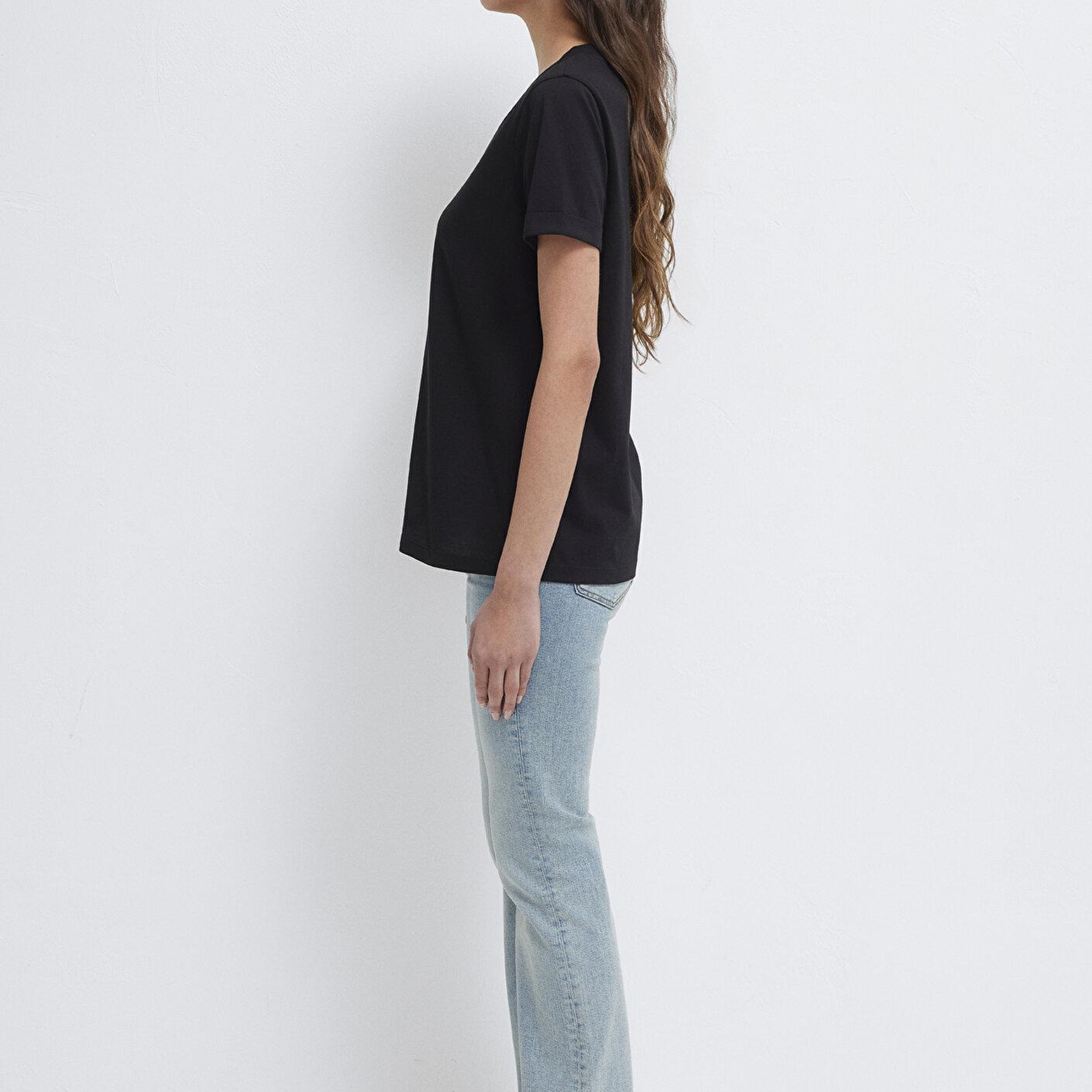 Mavi V Yaka Siyah Basic Tişört Regular Fit / Normal Kesim 166248-900