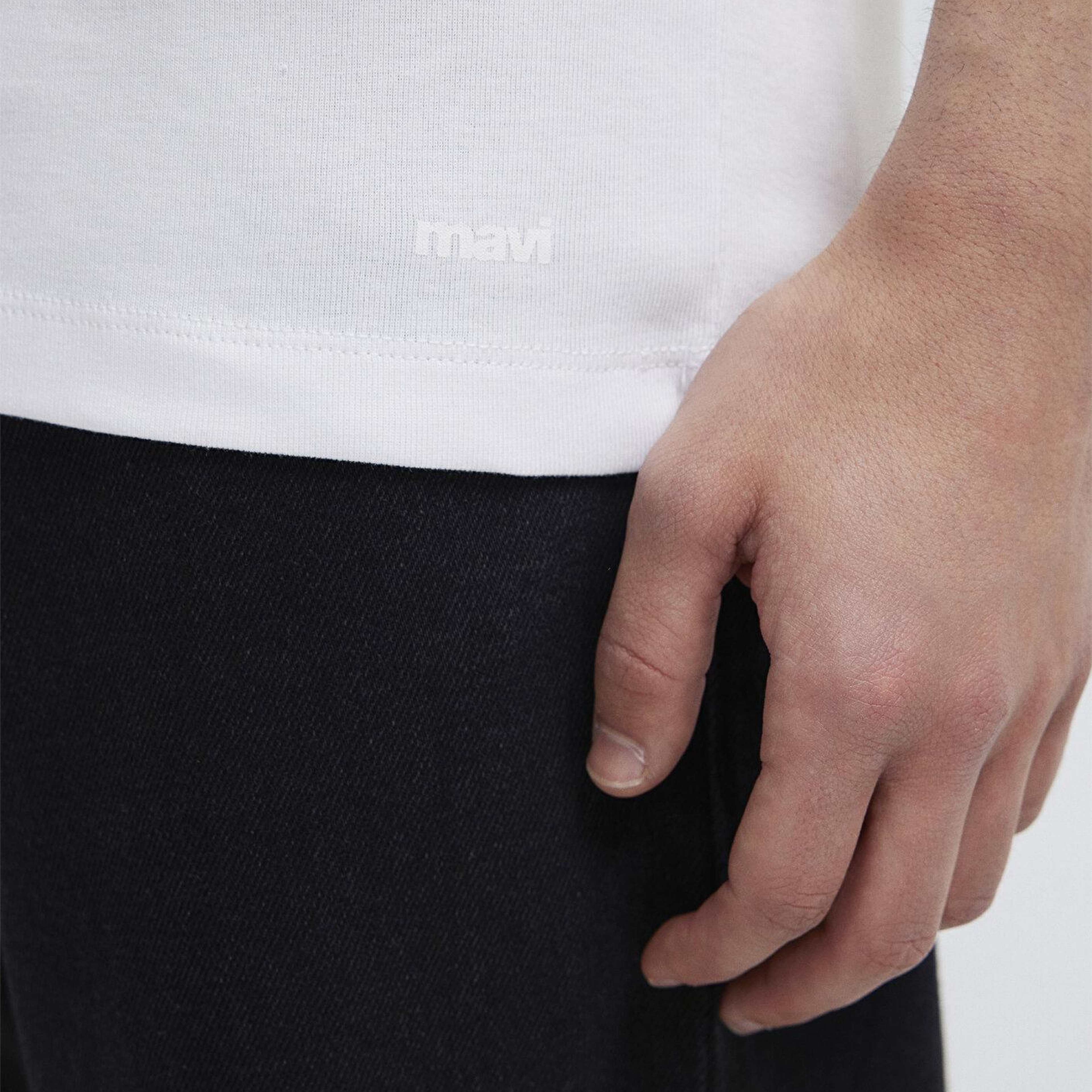 Mavi Ribana Detaylı V Yaka Beyaz Tişört Fitted / Vücuda Oturan Kesim 063748-620