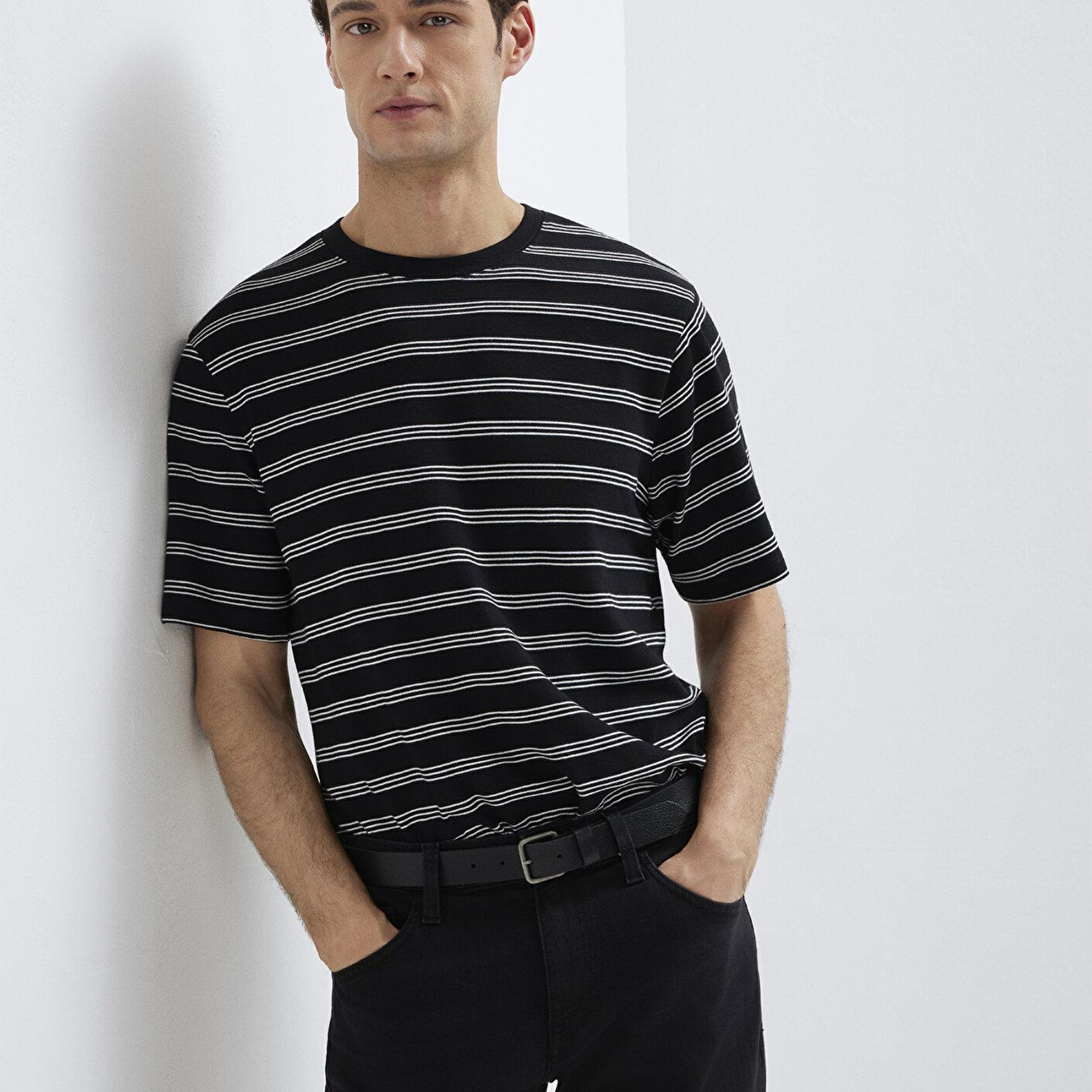 Mavi Çizgili Siyah Tişört Regular Fit / Normal Kesim 0613134-900