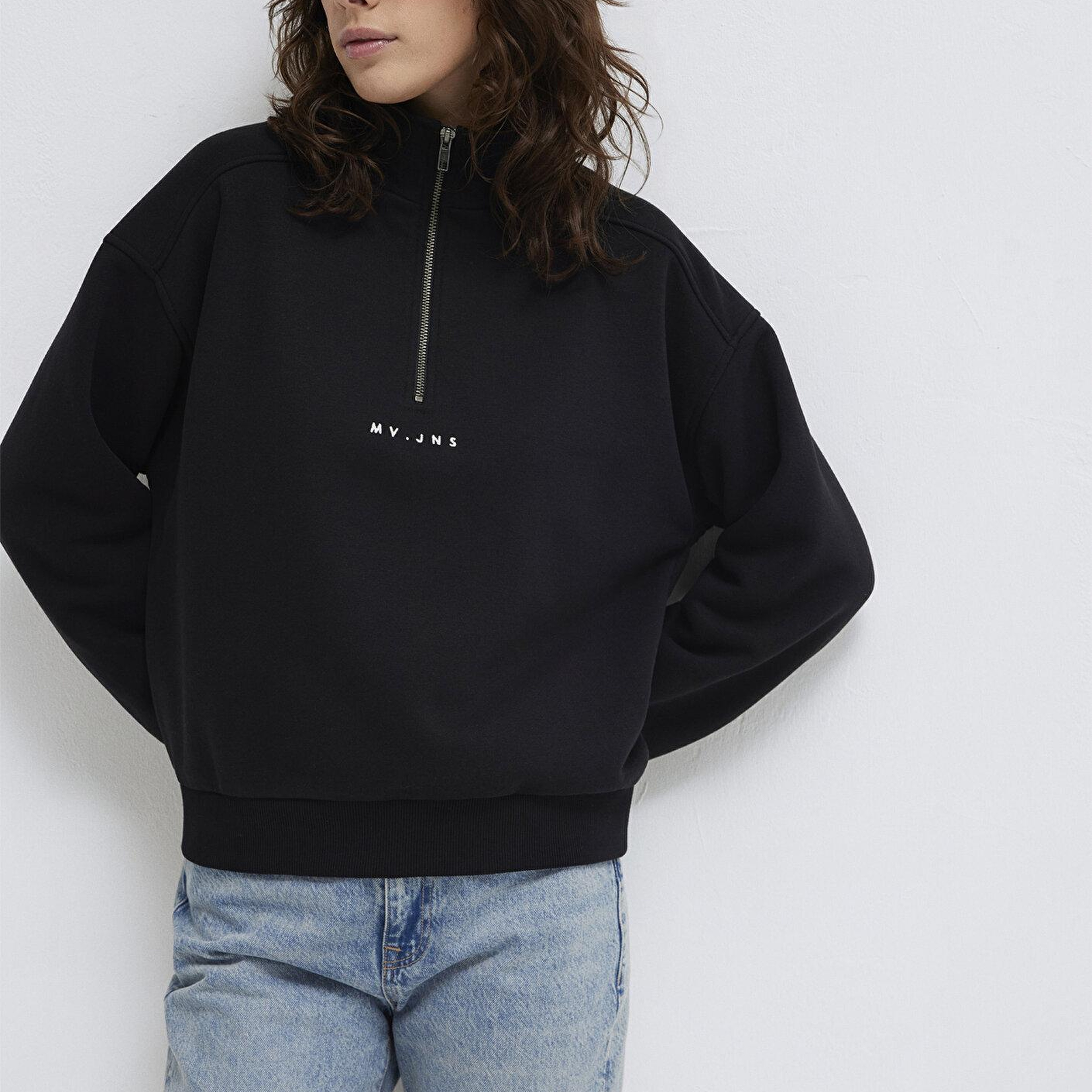 Mavi MVJNS Nakışlı Yarı Fermuarlı Siyah Sweatshirt 1S10533-900