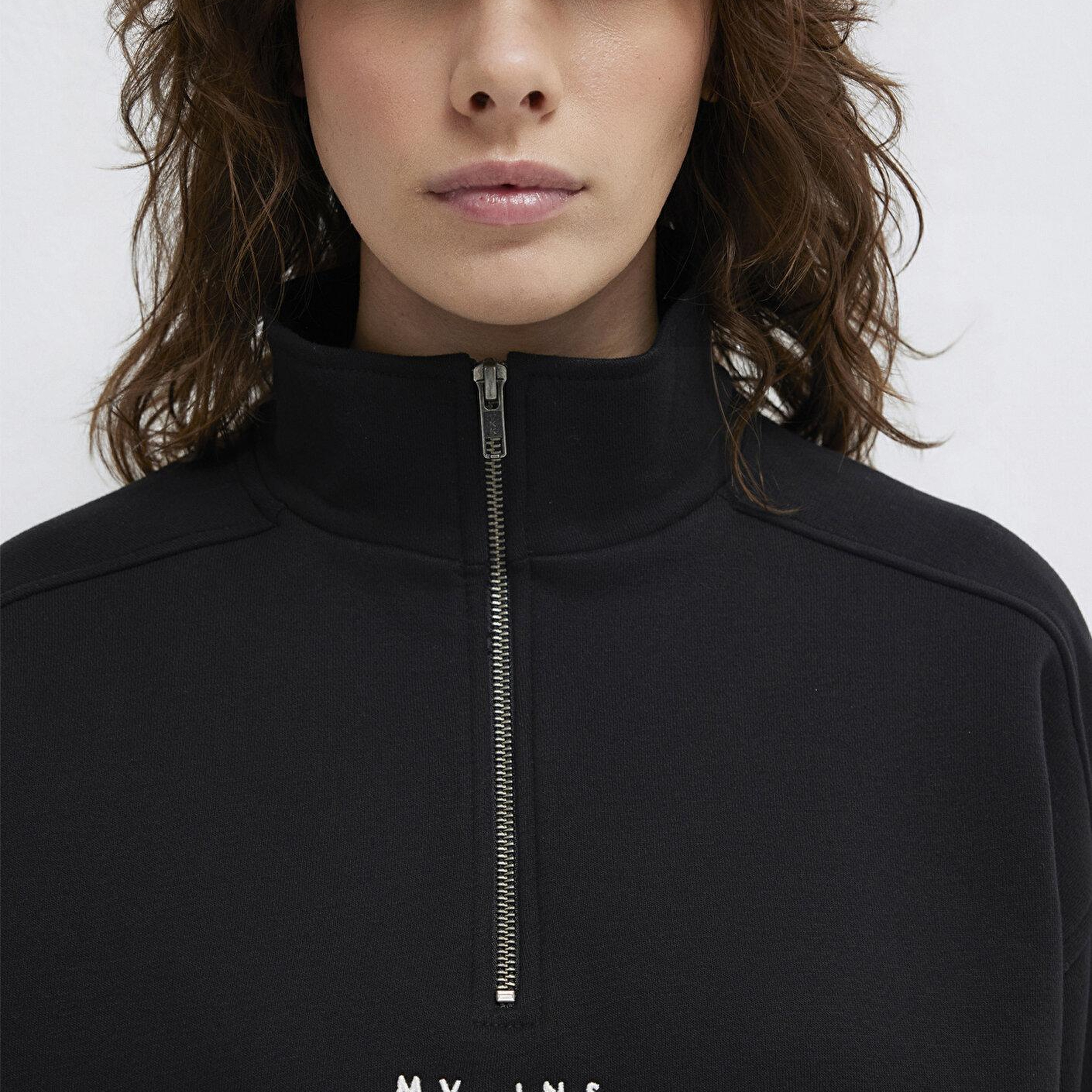 Mavi MVJNS Nakışlı Yarı Fermuarlı Siyah Sweatshirt 1S10533-900