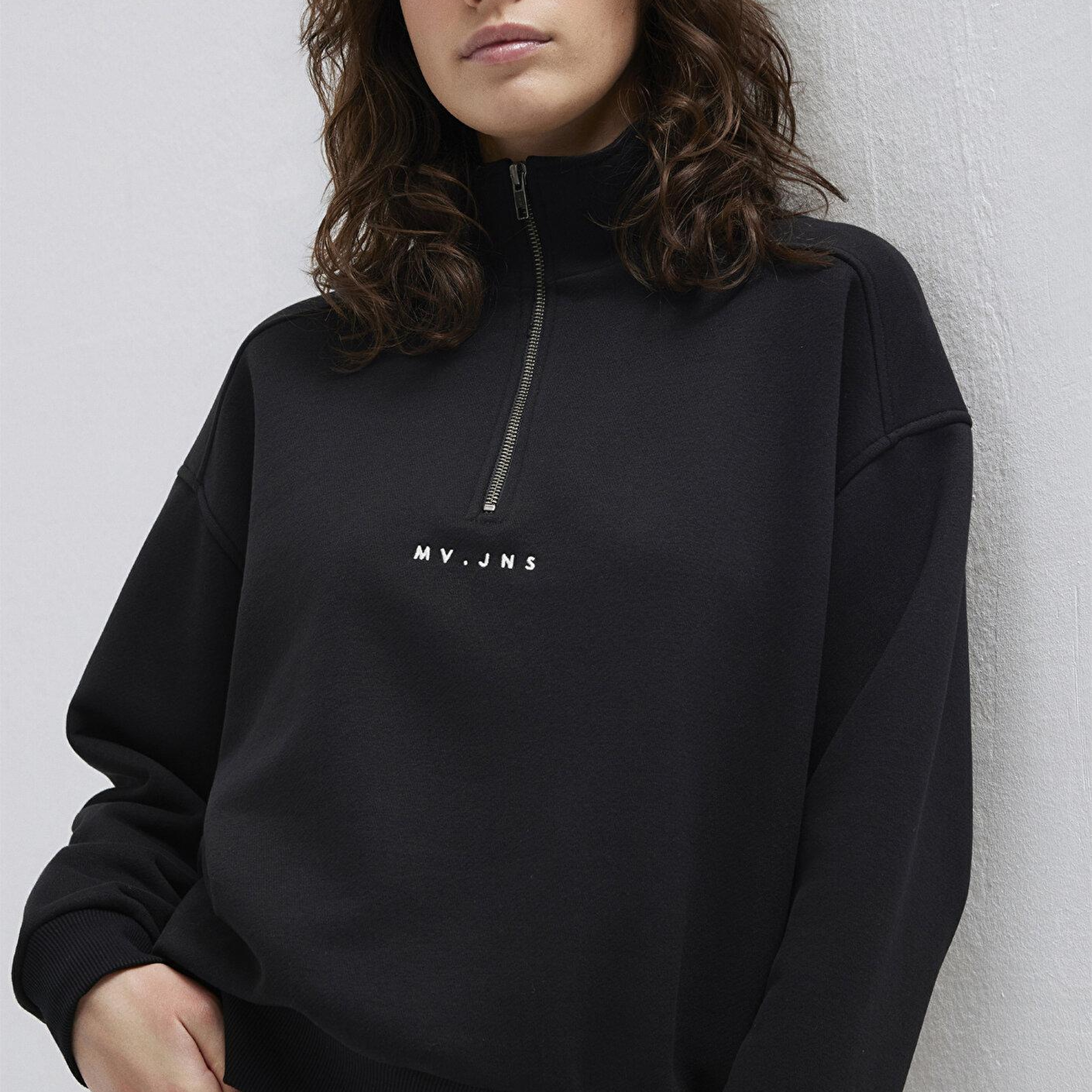Mavi MVJNS Nakışlı Yarı Fermuarlı Siyah Sweatshirt 1S10533-900