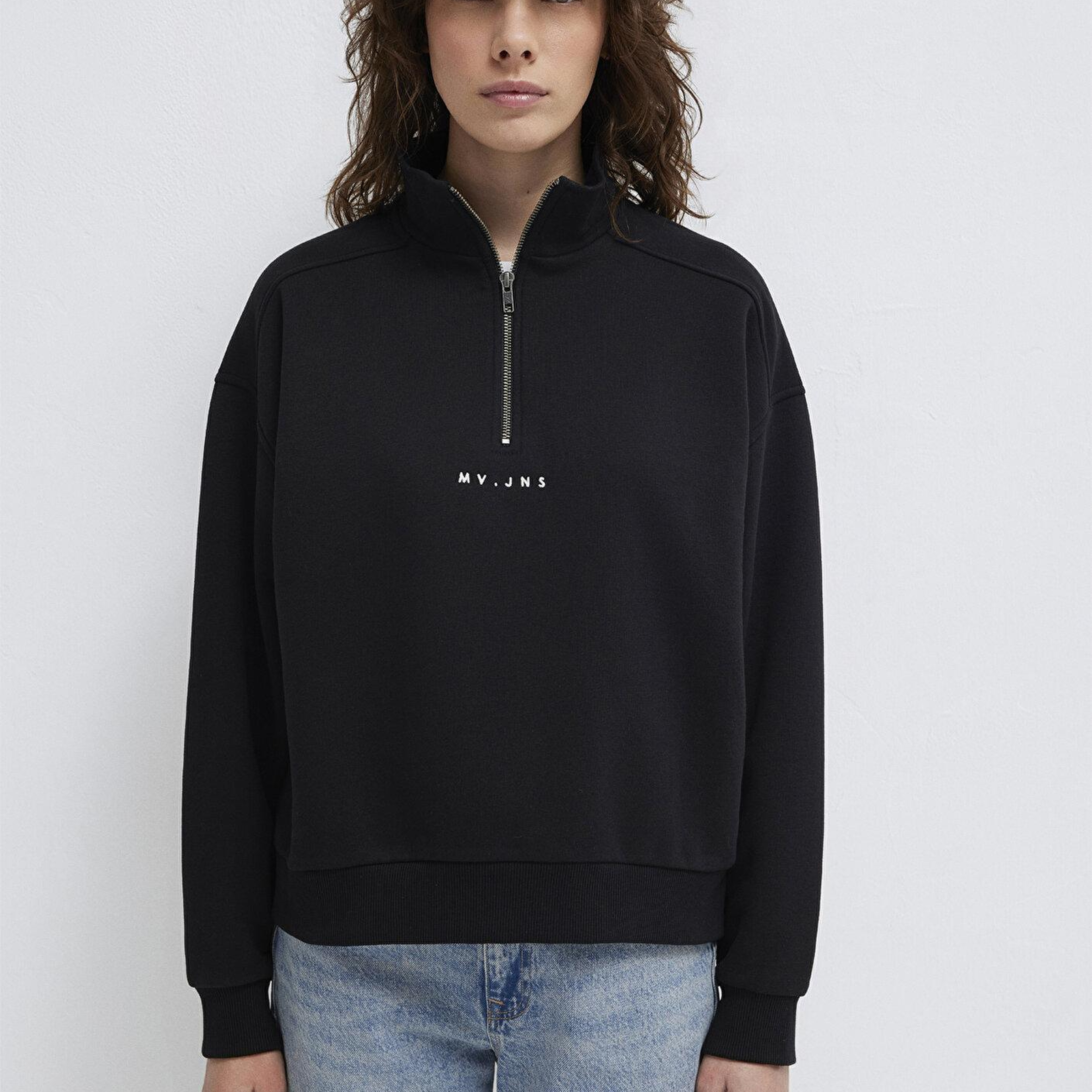 Mavi MVJNS Nakışlı Yarı Fermuarlı Siyah Sweatshirt 1S10533-900