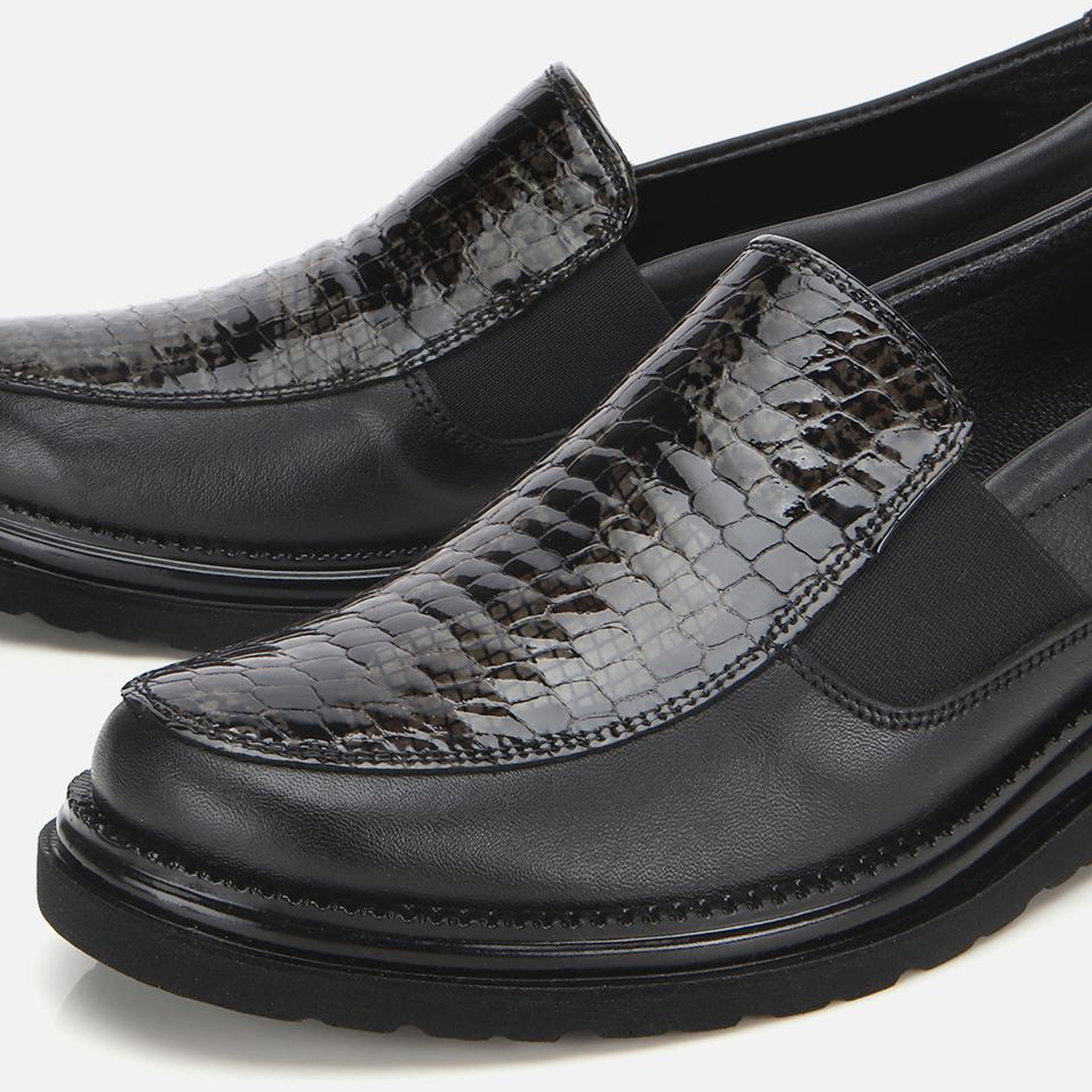 Kadın Deri Siyah Yılan Desenli Dolgu Topuklu Günlük Loafer